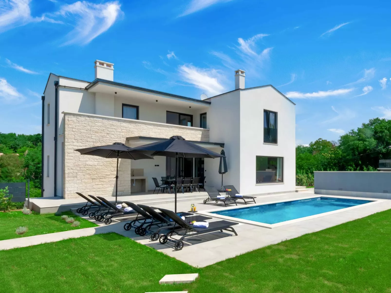 Modern 300m² Villa - King Beds and Leisure Zone