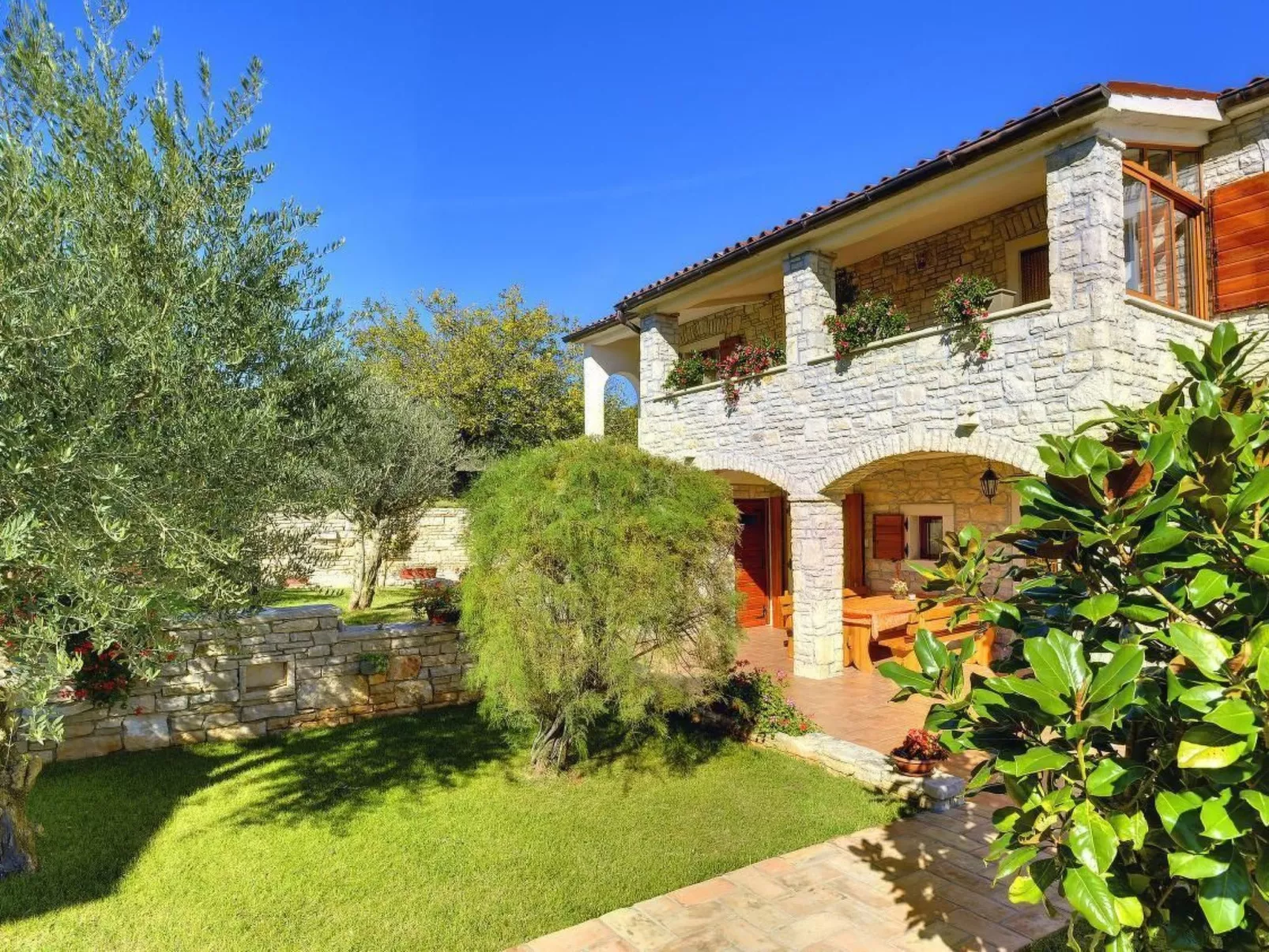 Appartement in Rakalj mit Großem Garten und Panoramablick