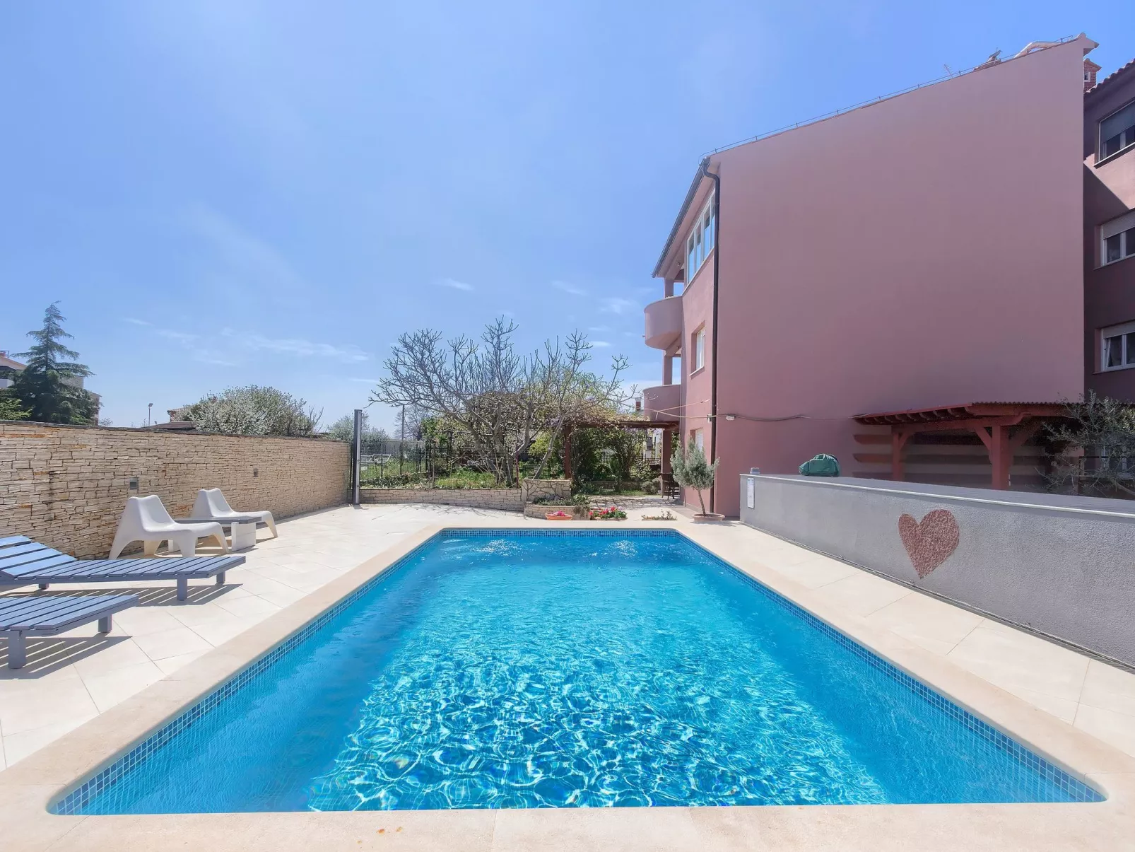 Wohnung in Fažana mit gemeinsamem Pool und Garten