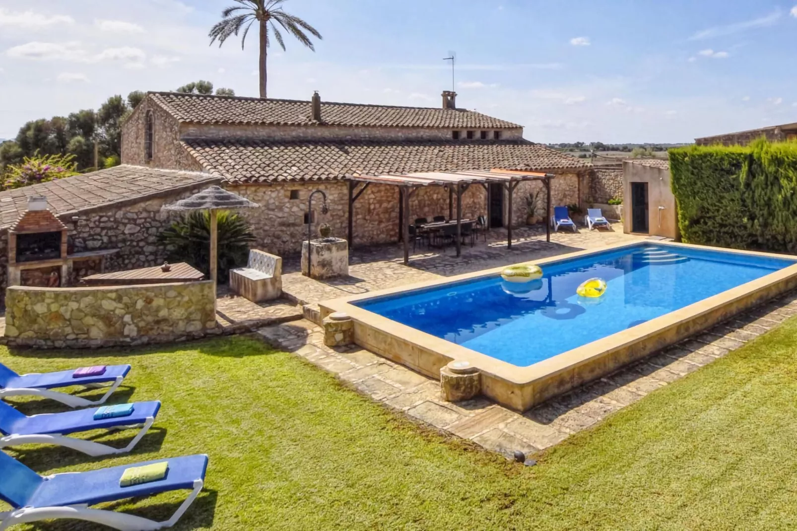 Albadallet-Exterior summer