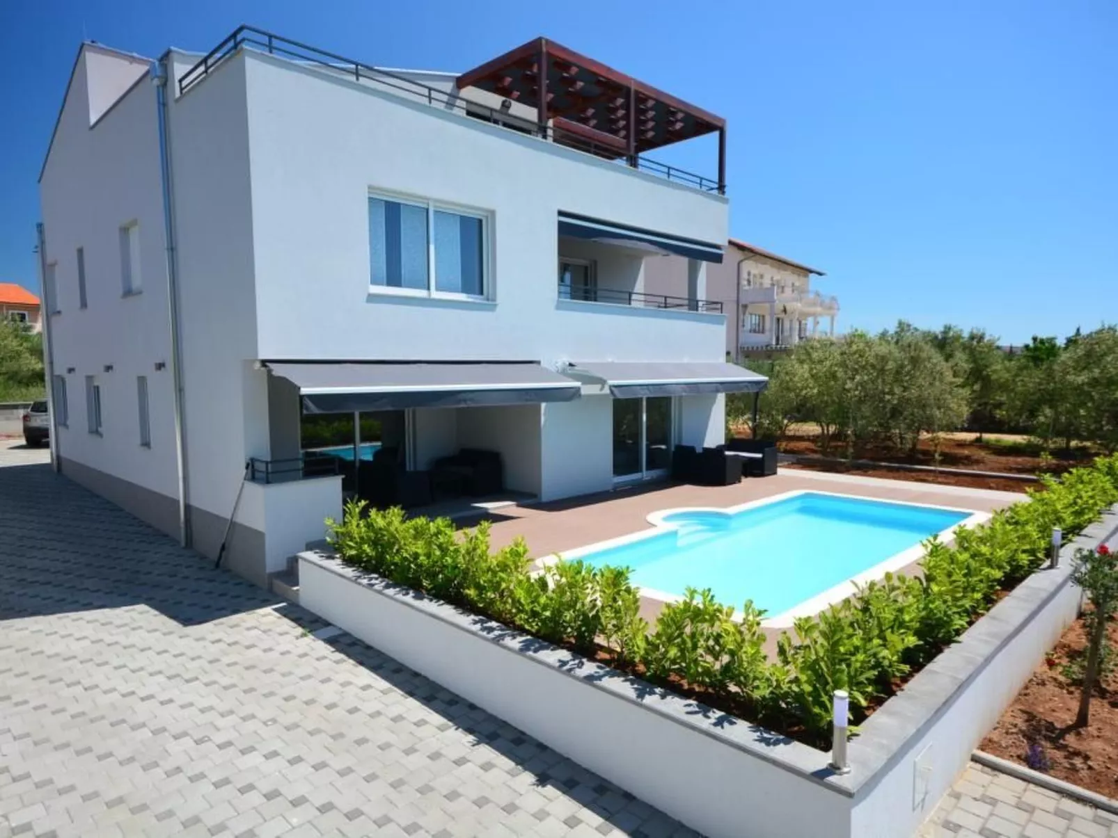 1 mit Schwimmbad und Garten