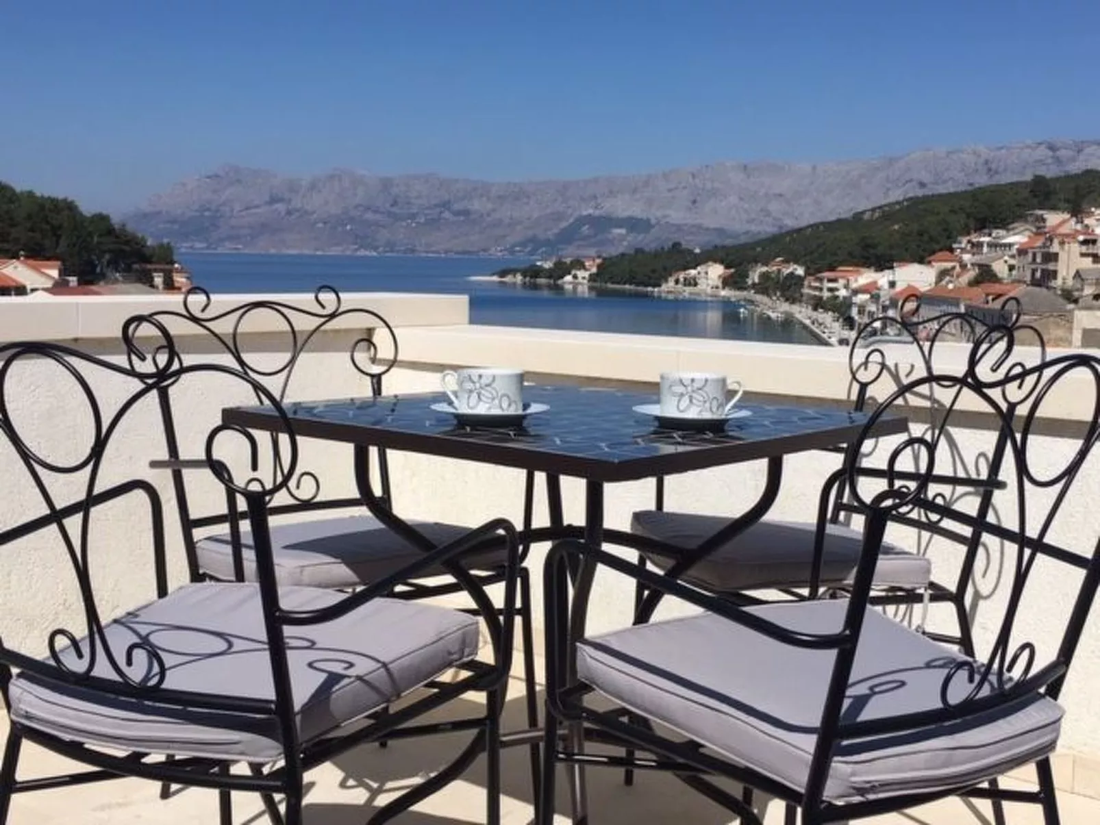 Hütte "Moj mir" mit Blick auf das Wasser