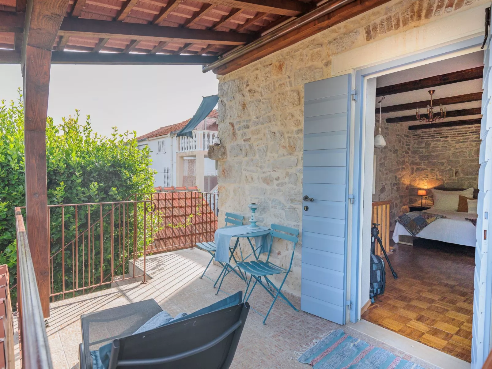 Traditionelles Steinhaus am Meer in Preko