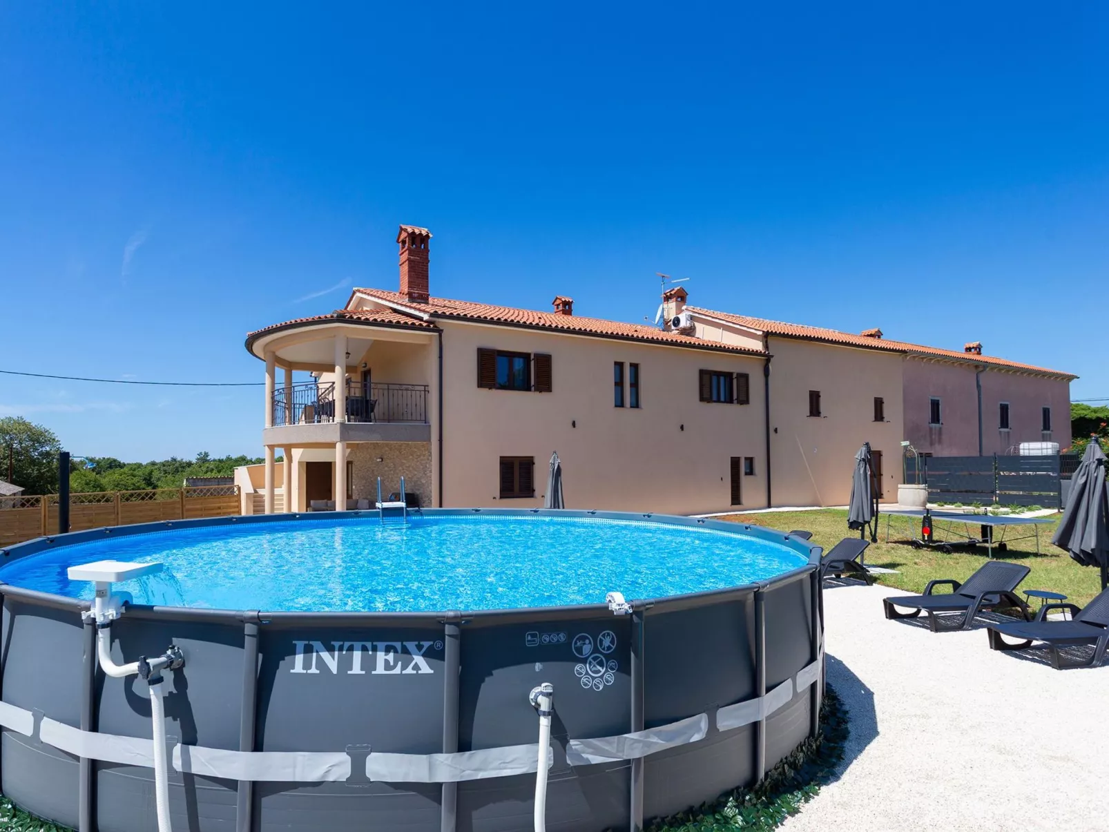 "Luxuriöse App. mit Pool"