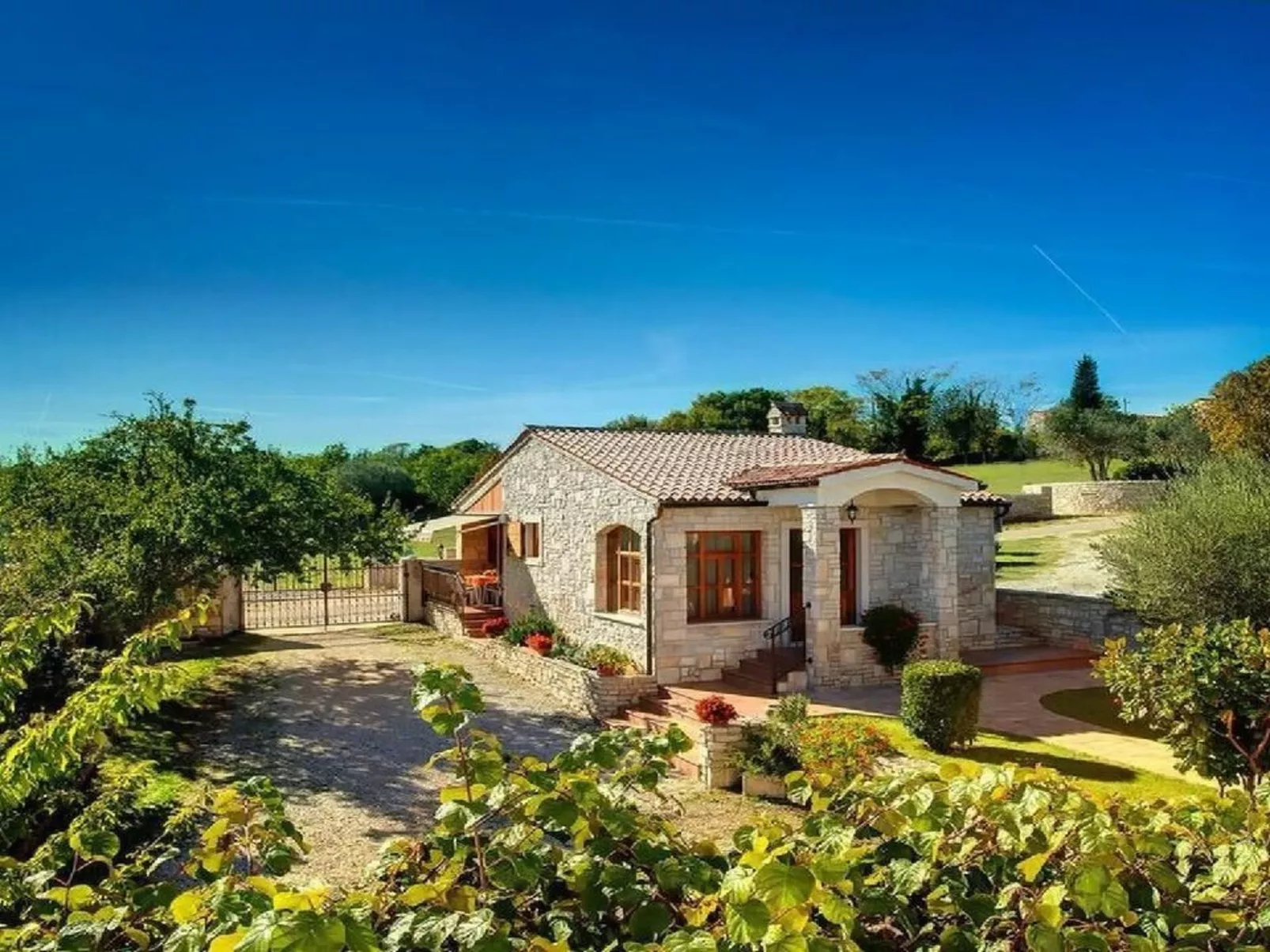 In Rakalj mit Großem Garten und Panoramablick