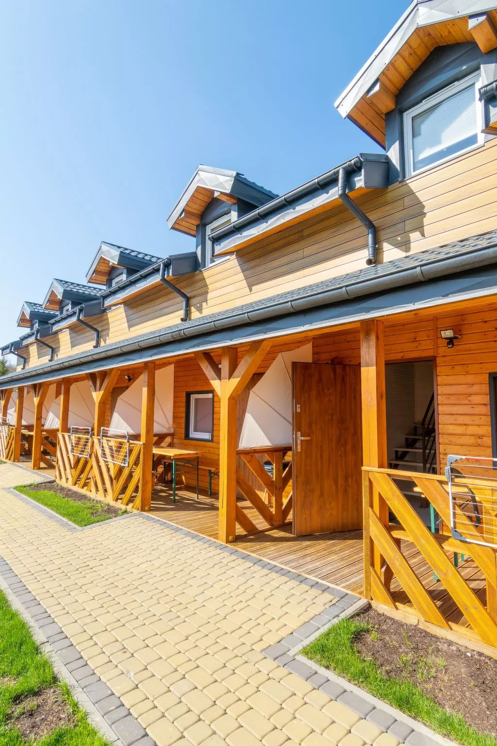 Trebor"-Häuser in einem eingezäunten Gebiet