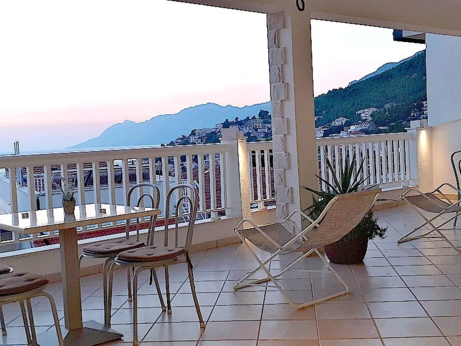 Mit Blick auf das Wasser