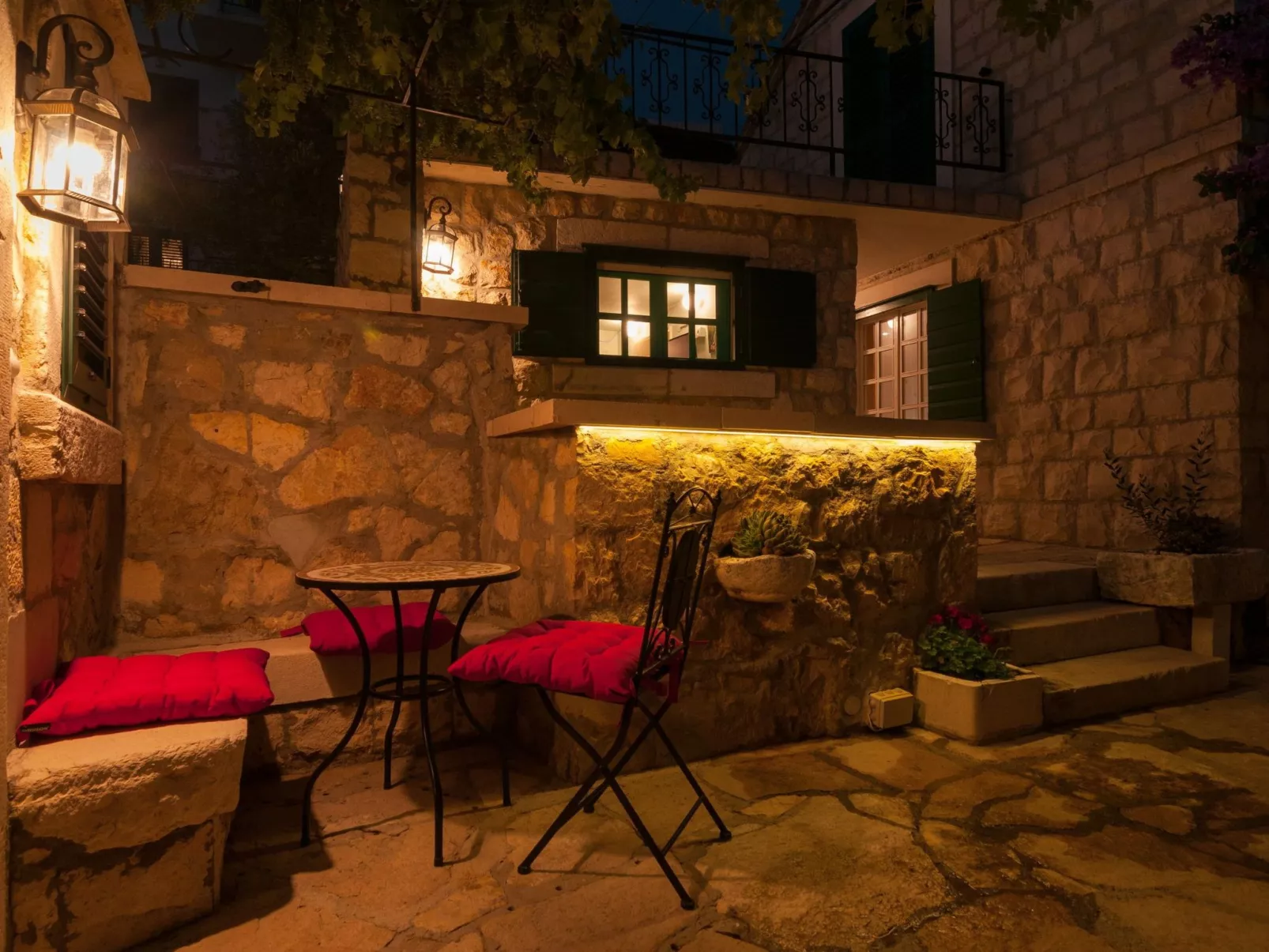 Kleine Wohnung in Omiš mit Privatem Balkon