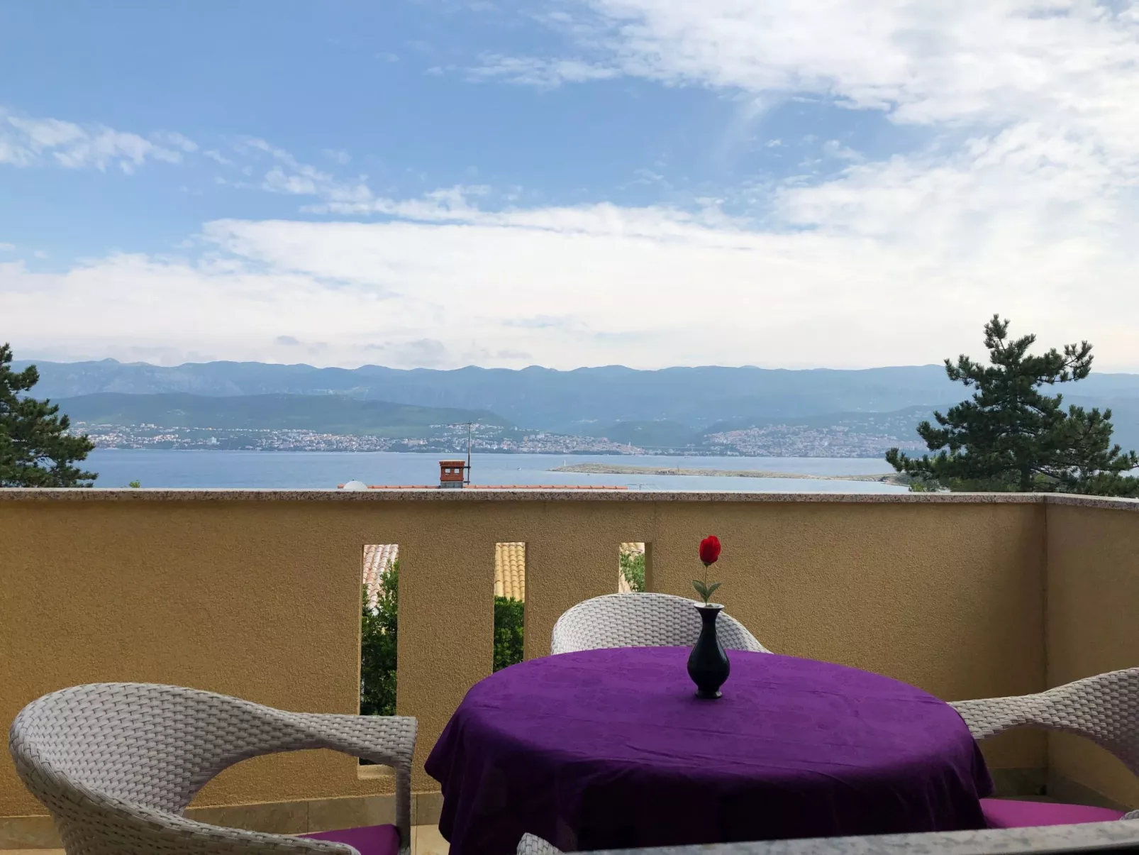 Mit grünem Garten und Meerblick