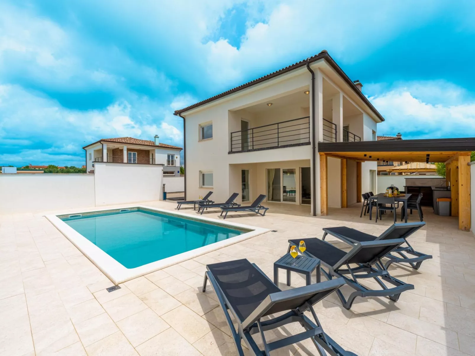 4 Schlafzimmer, 3 Badezimmer, Küche, Wohnzimmer, privater Pool, Grill