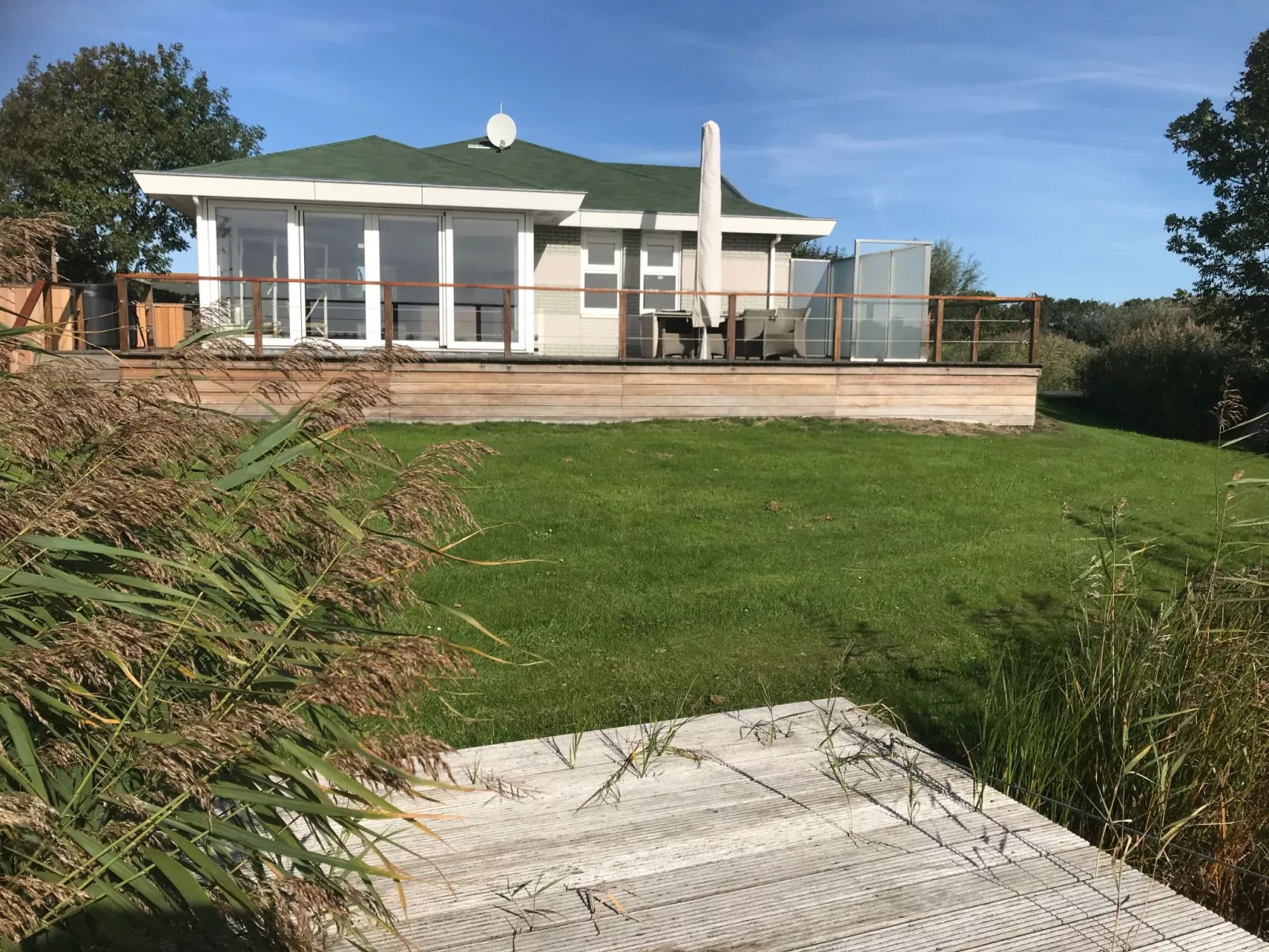 Mit Außen-Sauna und Außen-Whirlpool