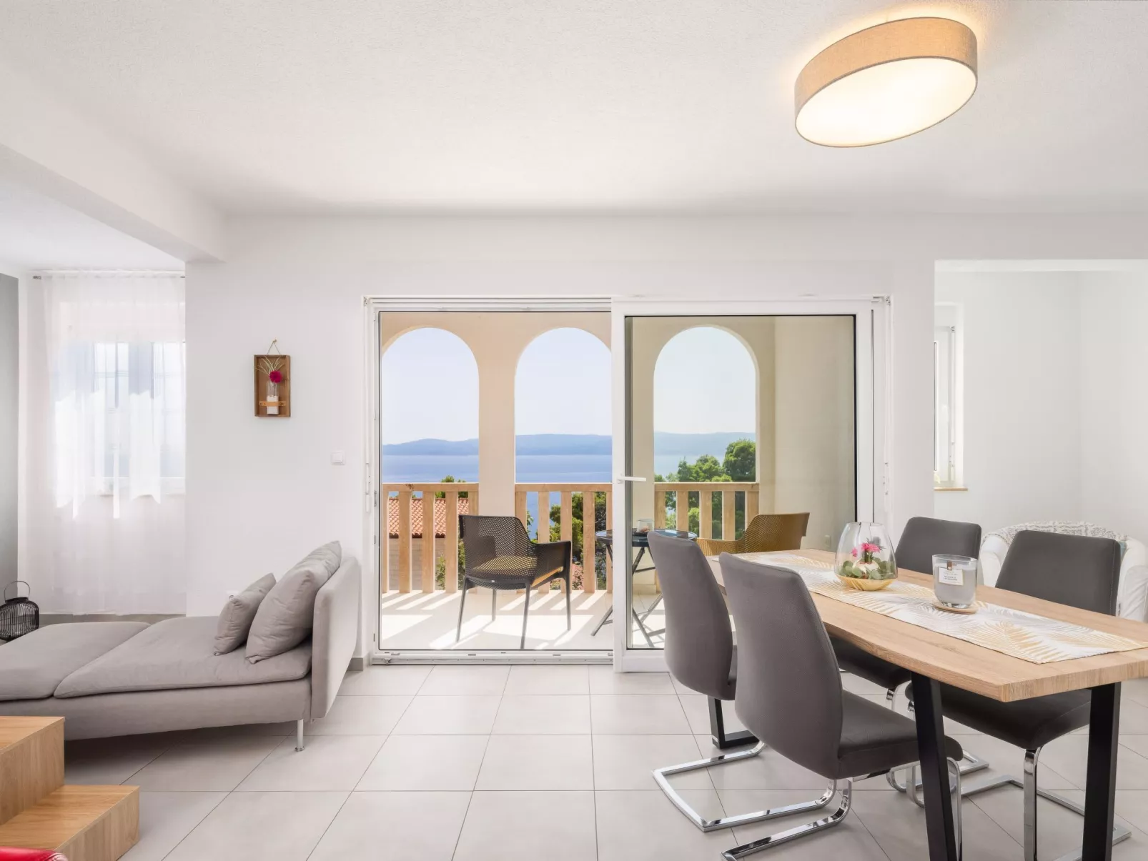 Moderne, helle Ferienwohnung mit Meerblick