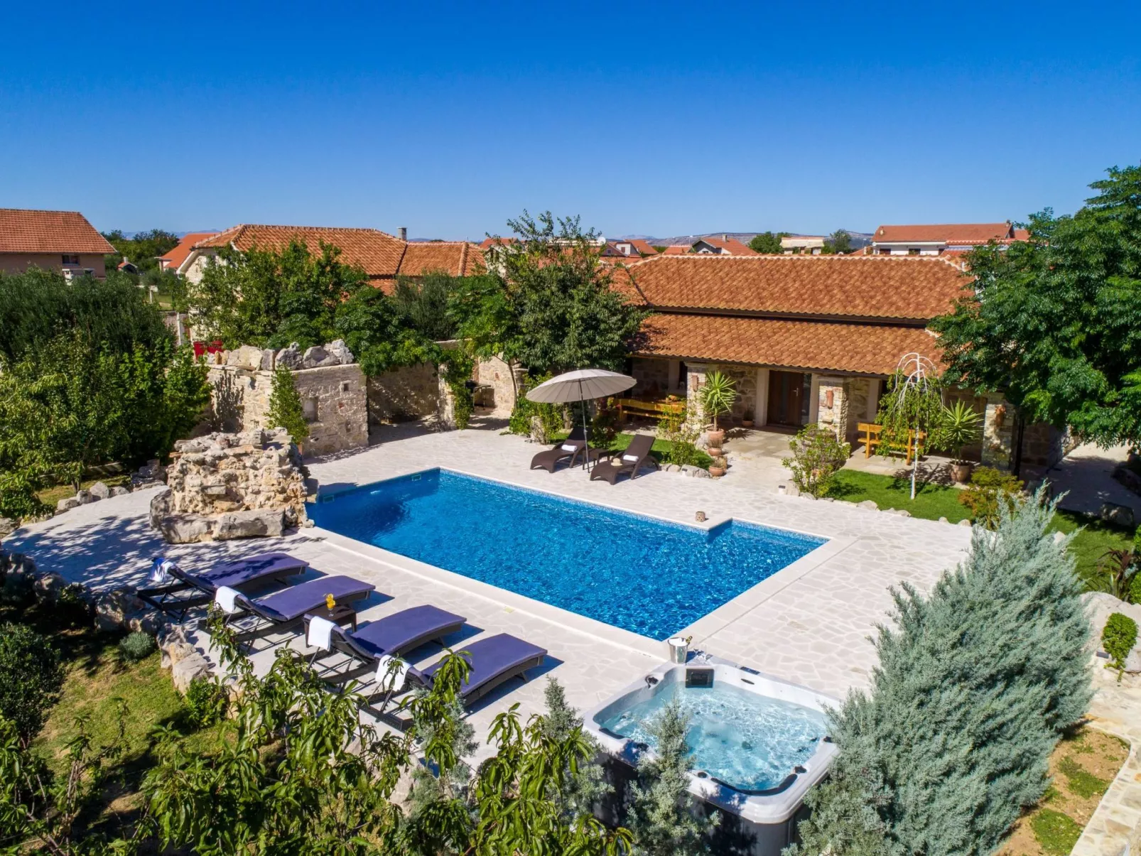 Villa Rustica mit traditionellem und rustikalem Touch