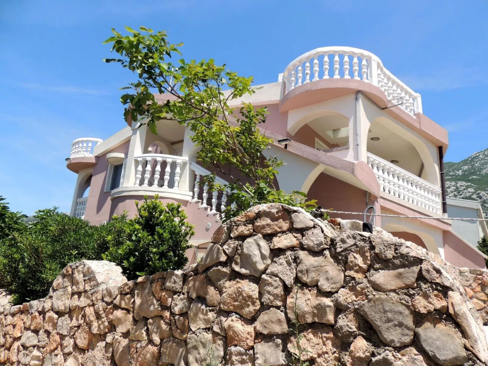 Mit zwei Terrassen für sechs Personen