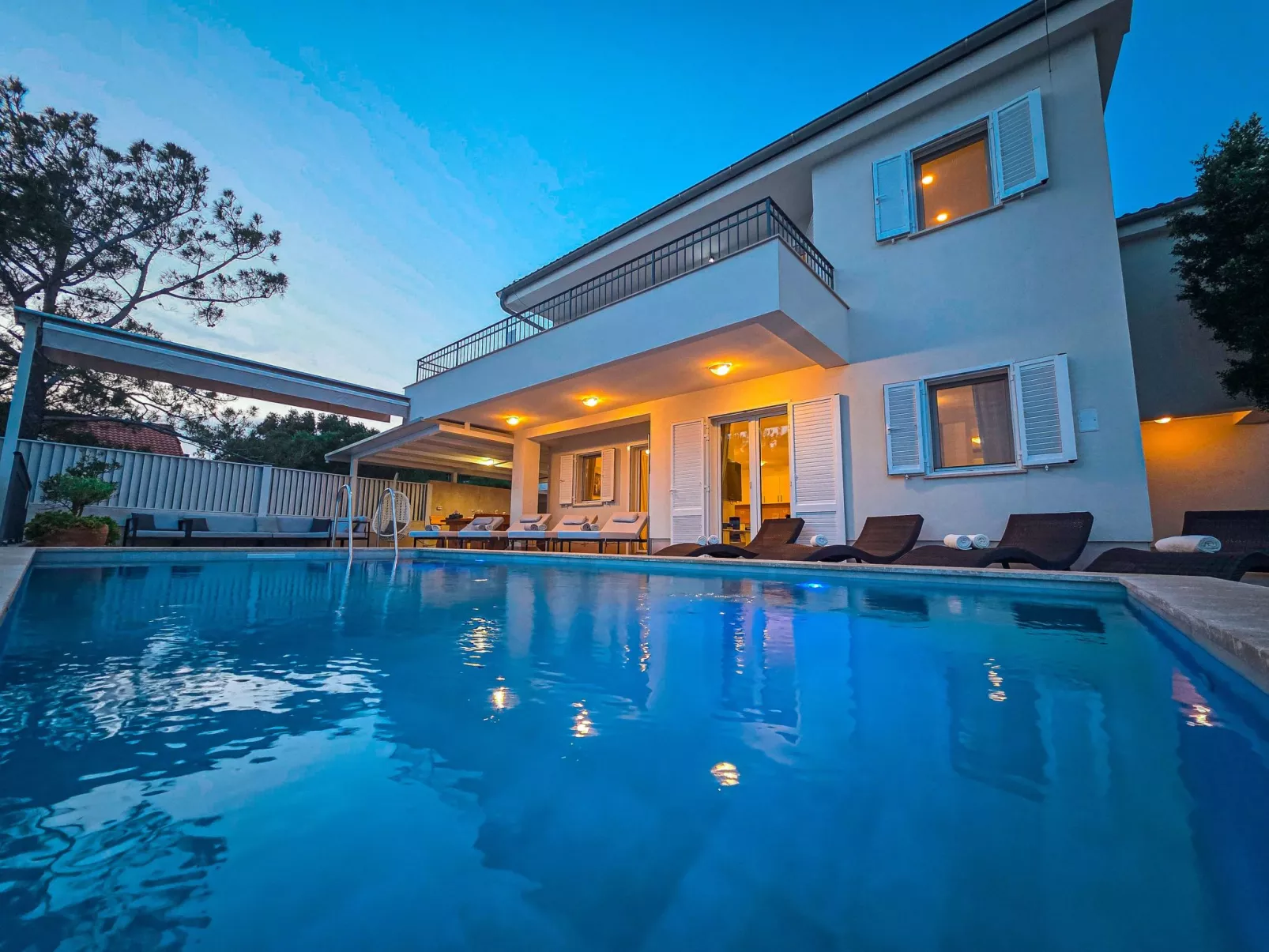 Geräumige, luxuriöse 5*-Ferienvilla mit Meerblick, eigenem Pool und großer Terr