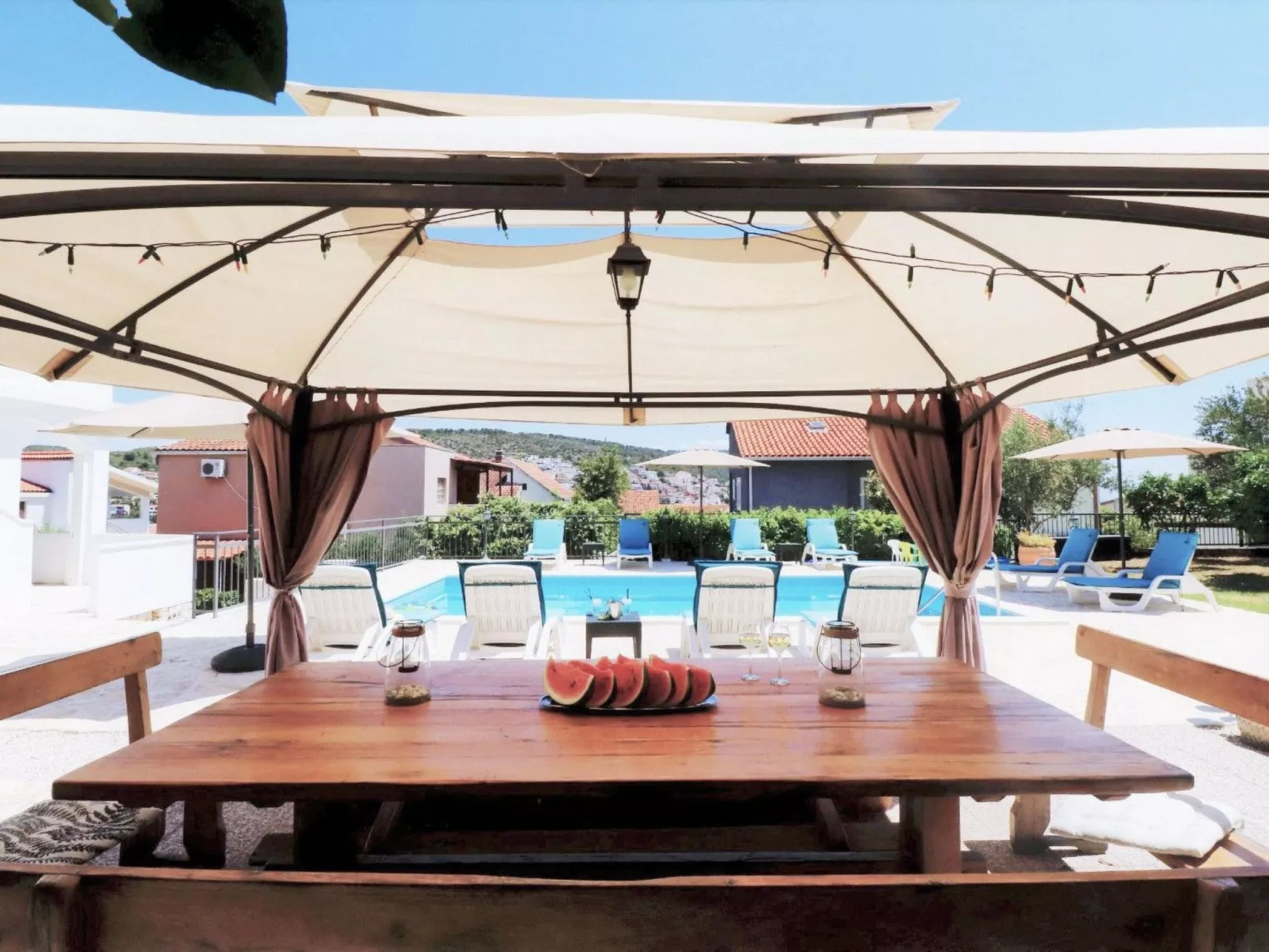 In Okrug Gornji mit Schönem Pool und Meerblick