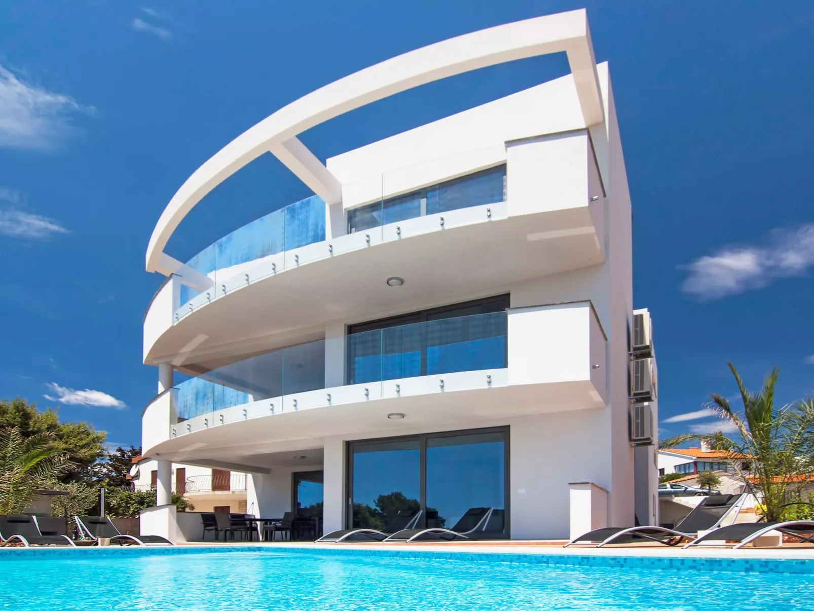 Luxusvilla Sunrise Premantur mit Pool