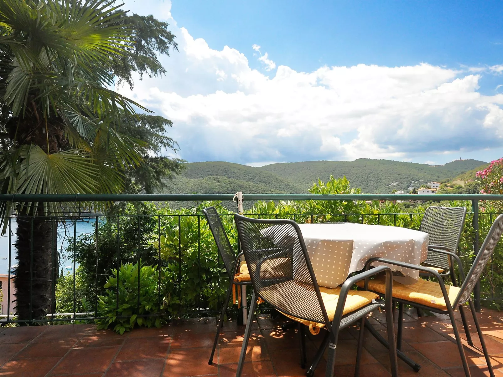 Hübsche Wohnung mit teilweisem Meerblick, für 4 Personen