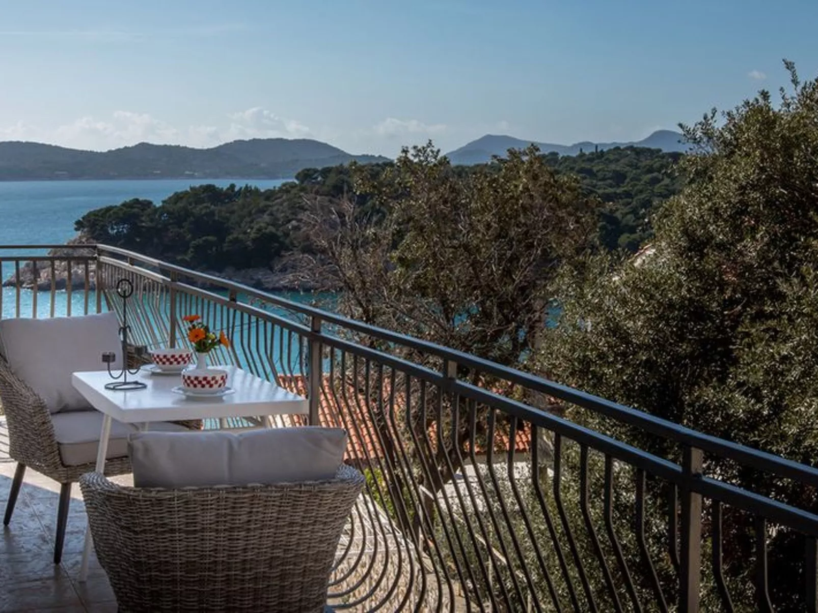 Mélanie C im ersten Stock einer Villa am Strand