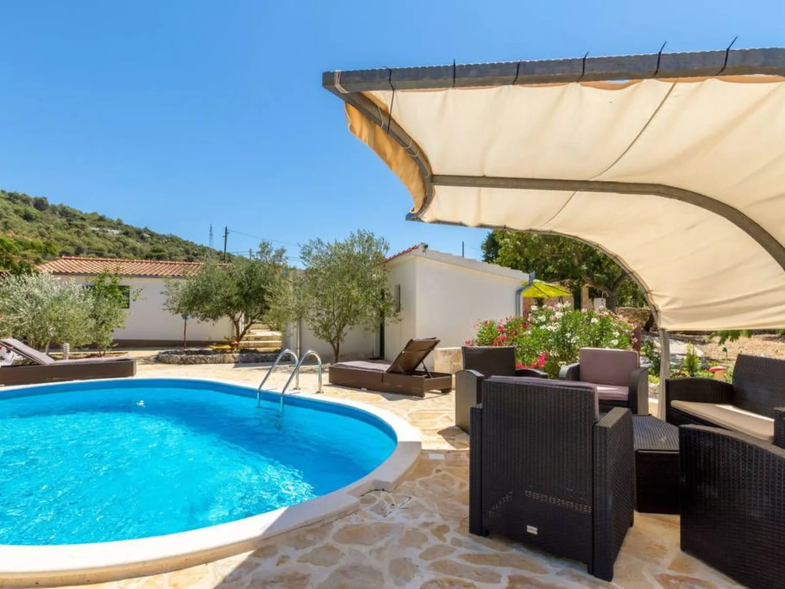 Hütte mit Garten, Grill und Terrasse