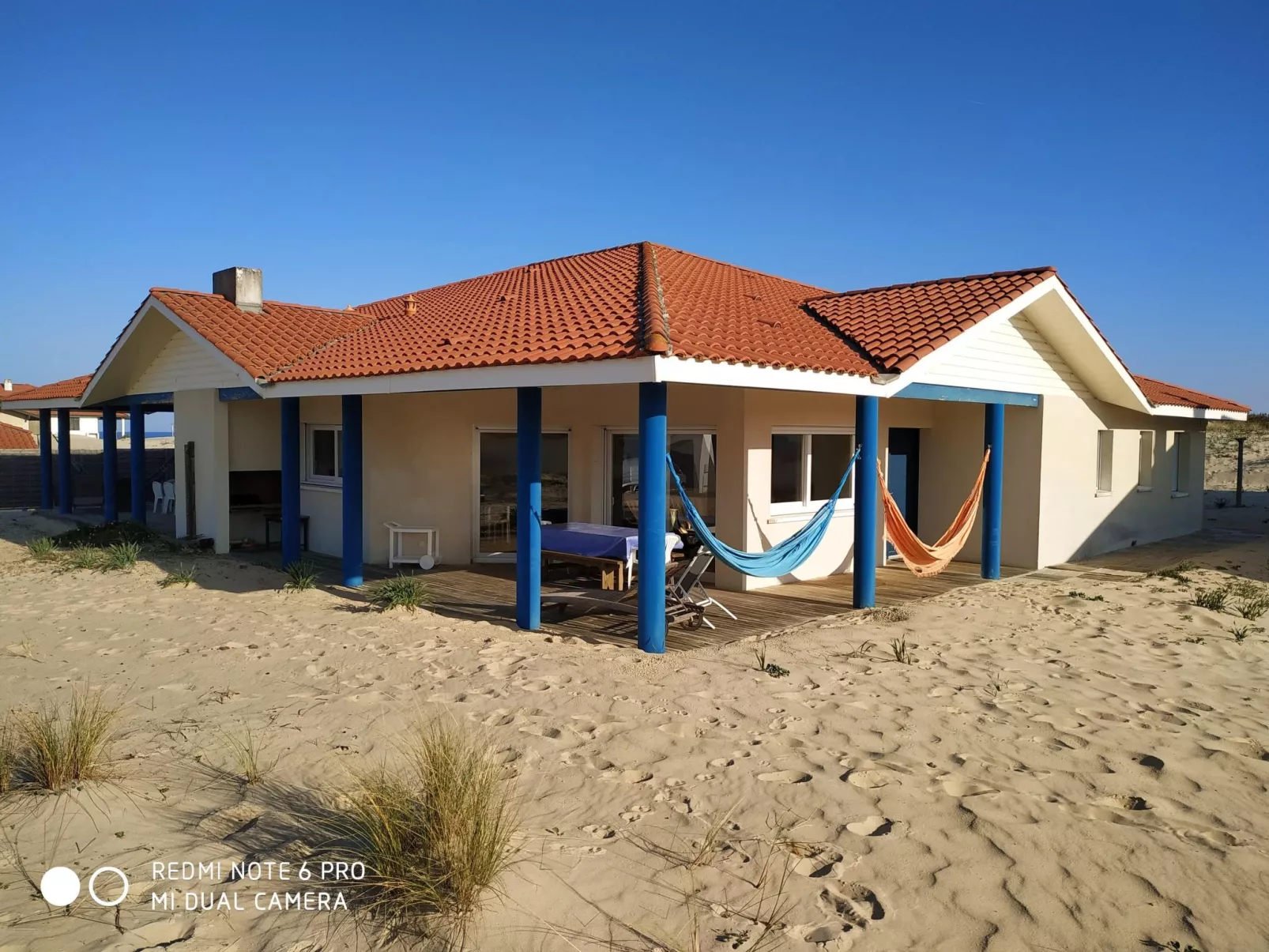 Haus am Meer, die Füße im Sand