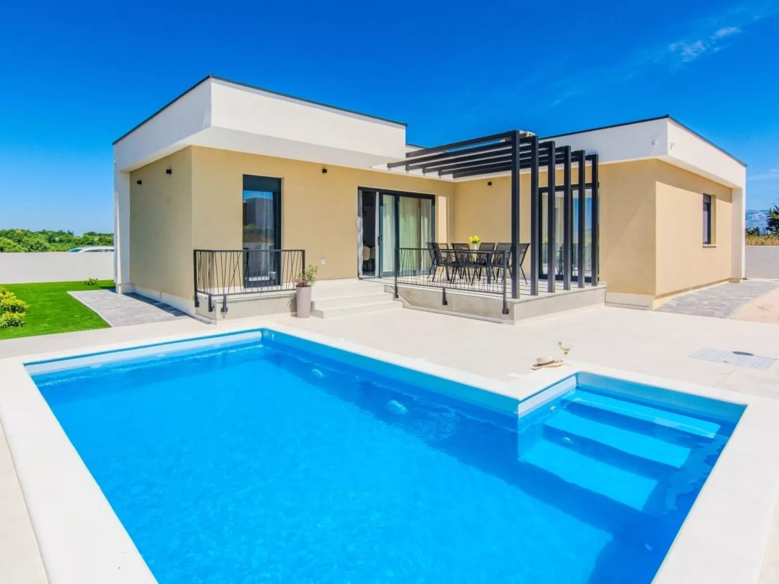 Neues modernes Poolhaus in Privlaka