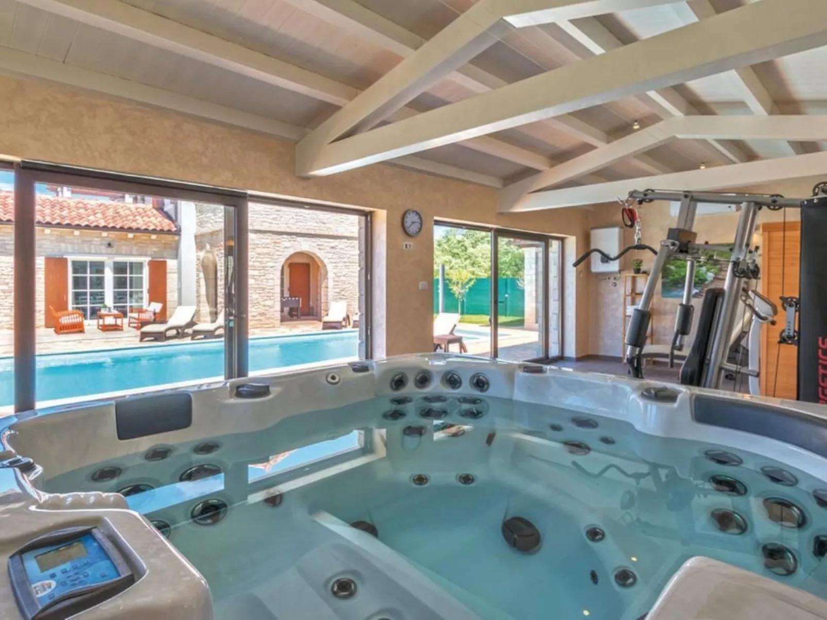 Mit Whirlpool und Sauna