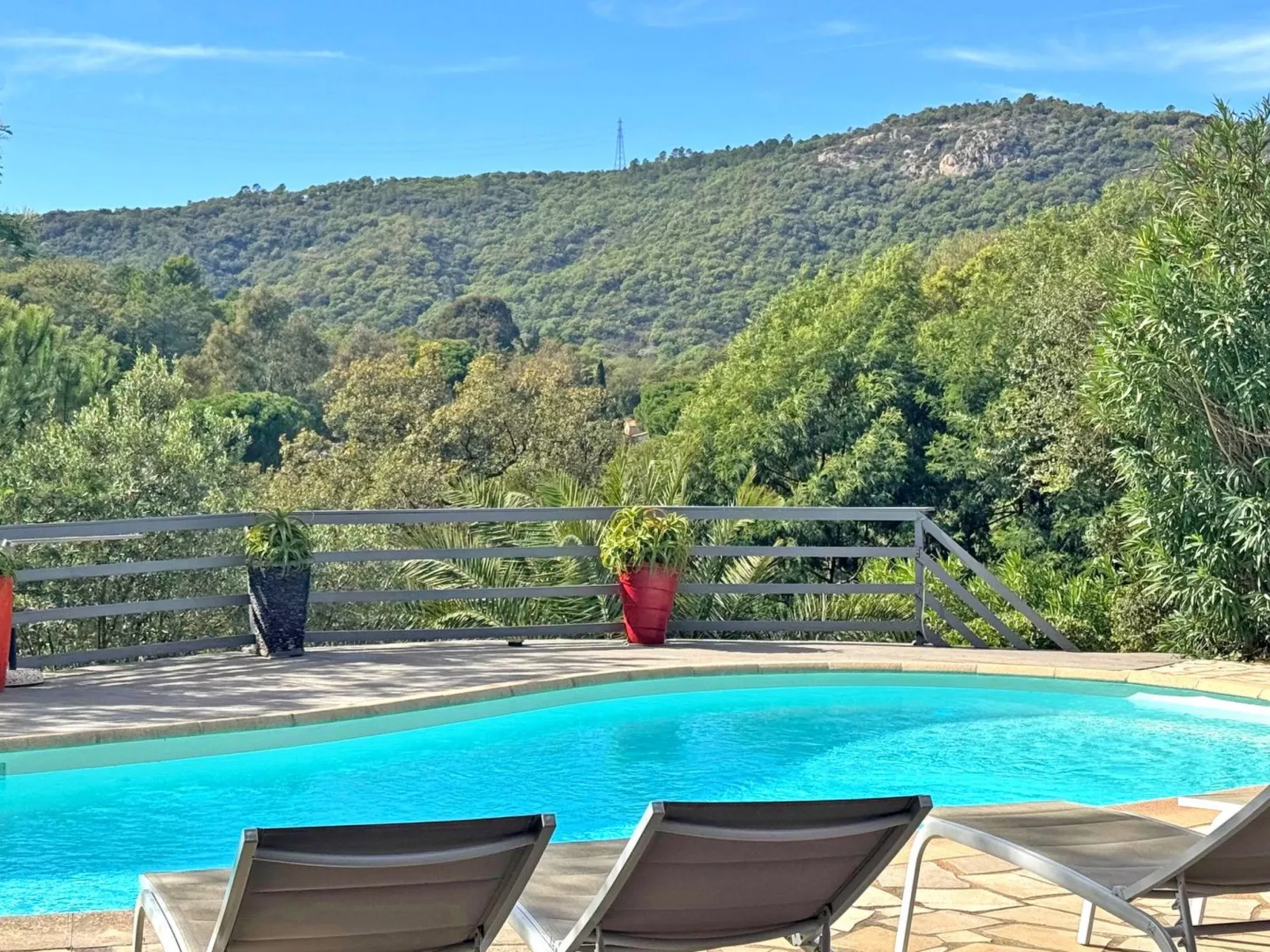 Schöne Villa mit innovativer Architektur in einem grünen Nest im Herzen des Mas