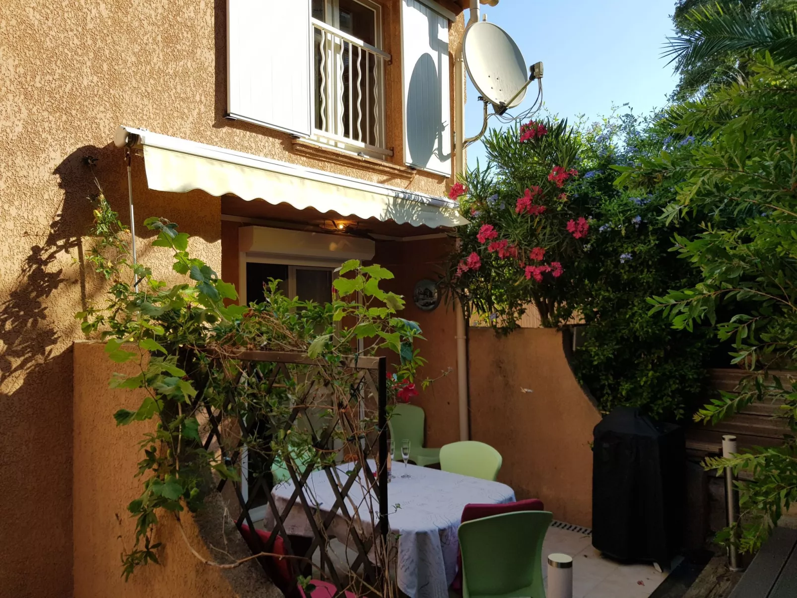 Anlage mit Tennisplatz und 3 Gemeinschaftspools