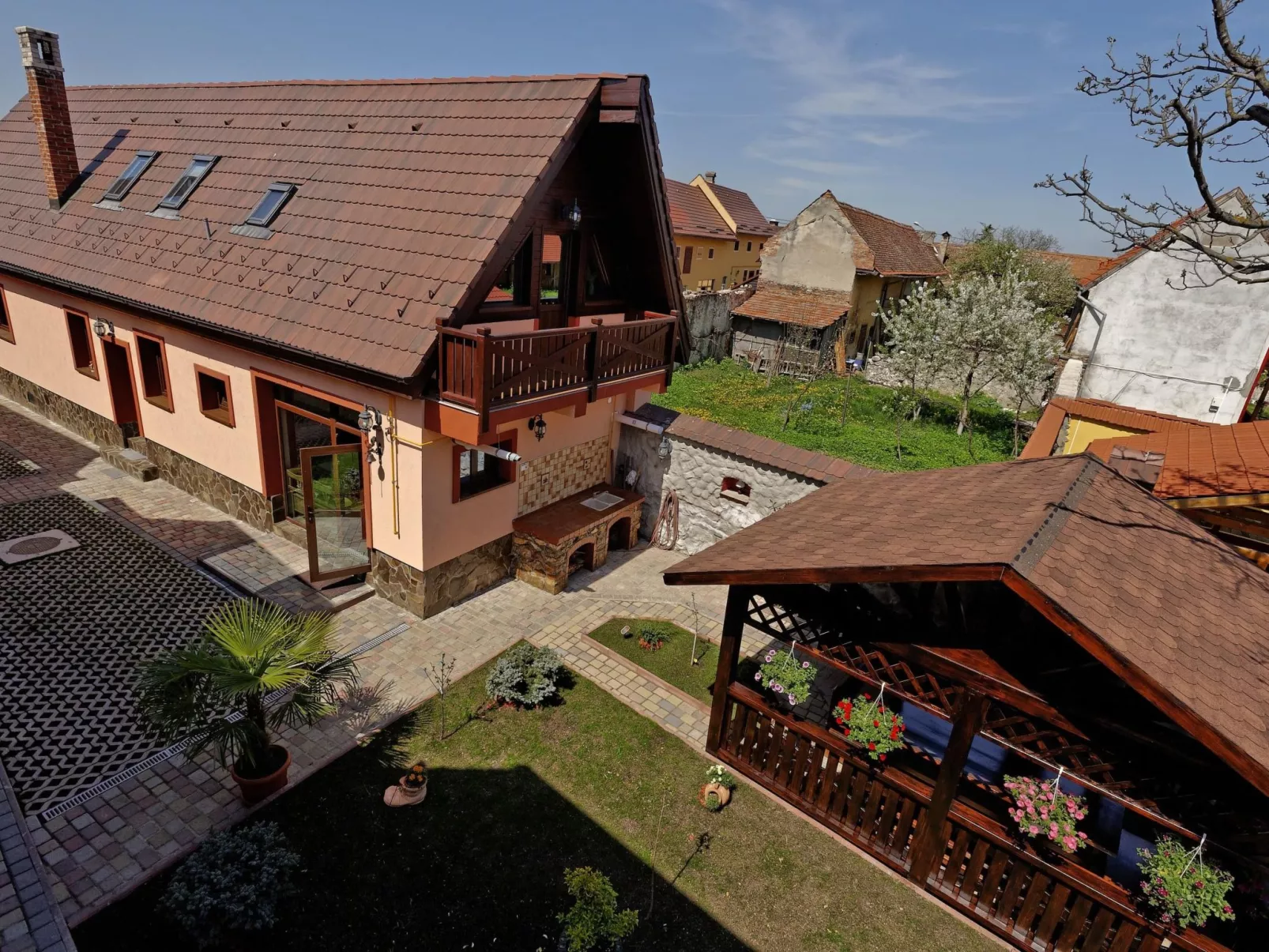 Kürzlich in eine Ferienvilla konvertiertes (2010), umfriedetes Haus aus der Sac