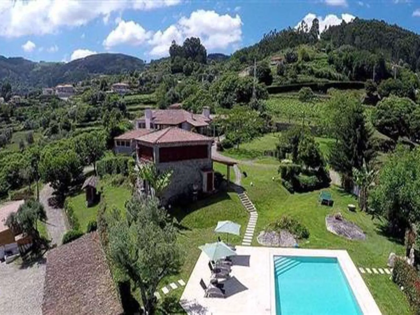 Fabelhafter Pool in einer atemberaubenden Landschaft