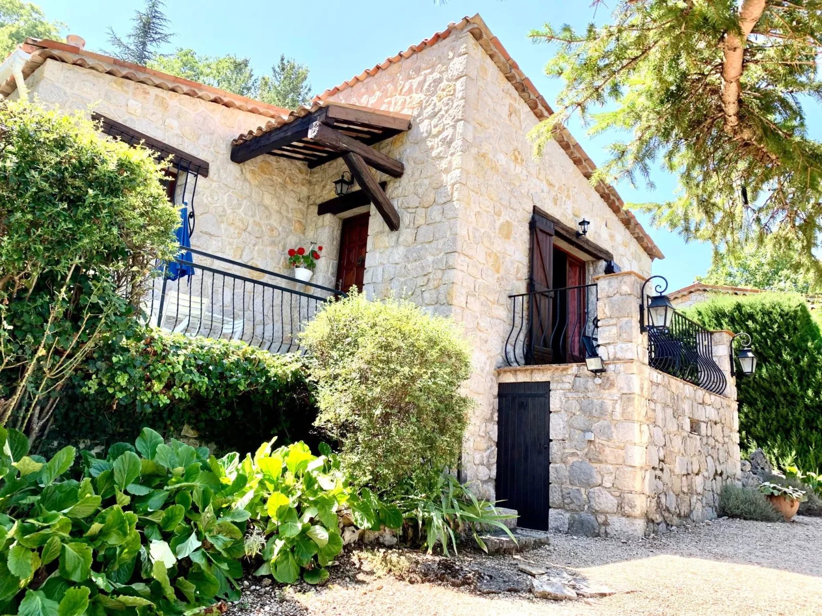 Steinhaus Garten und Blick auf die Berge