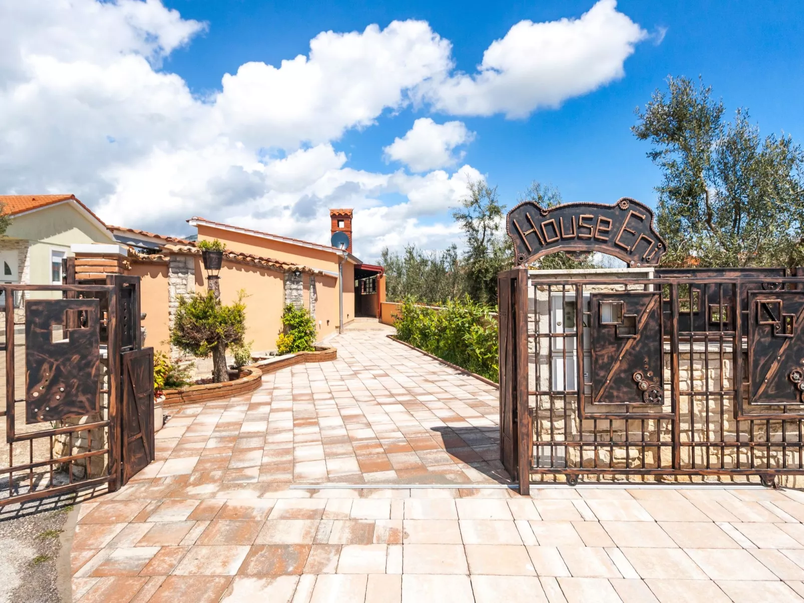 Haus im Industriestil Eni mit privatem Parkplatz