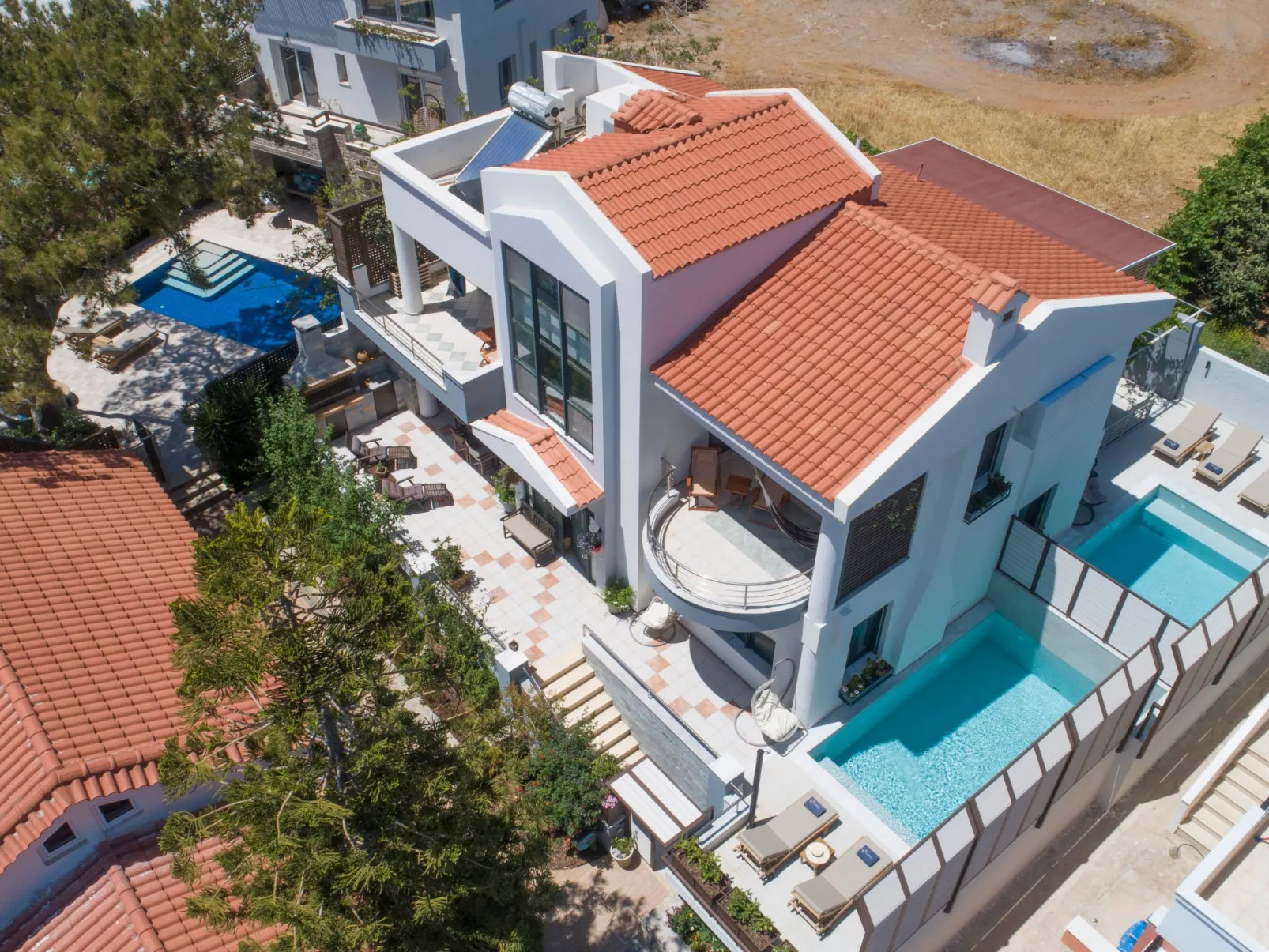 Luxuriöser Villenkomplex mit 14-16 Schlafzimmern in Strandnähe