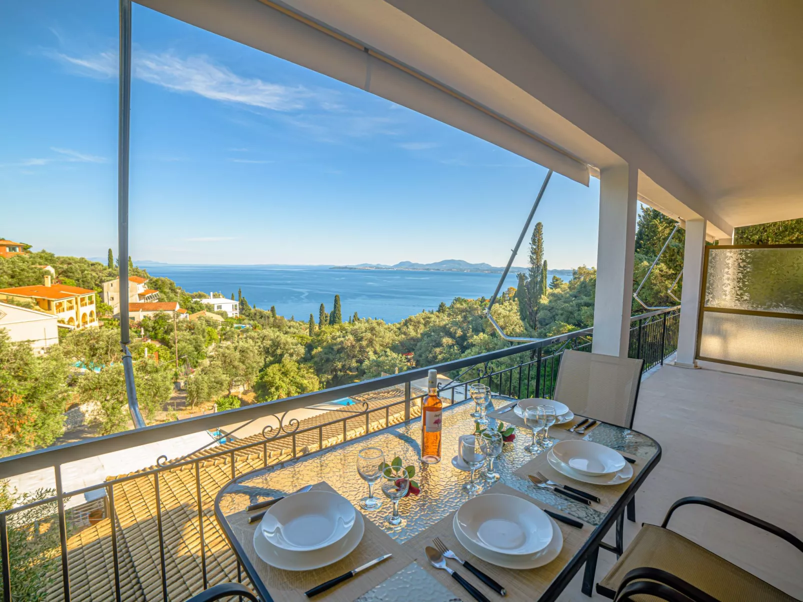 "Zeus" mit Infinity Pool