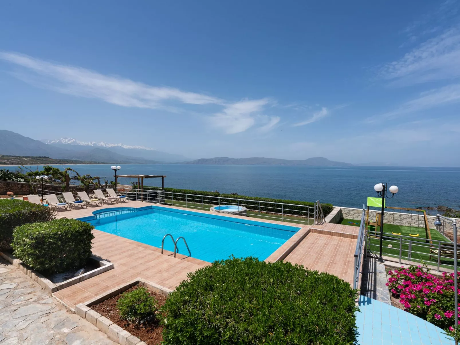 Villa am Strand mit privatem Swimmingpool und Meerblick