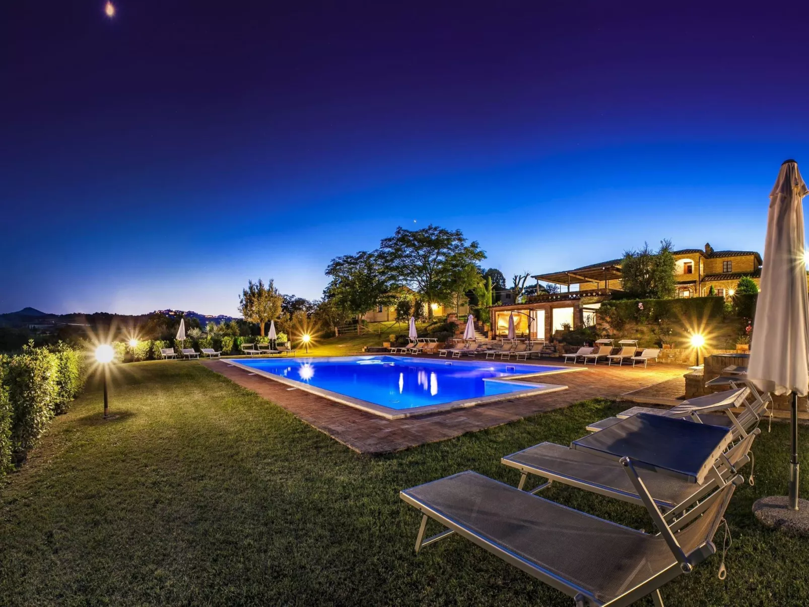 "Zypressen B4" mit Pool