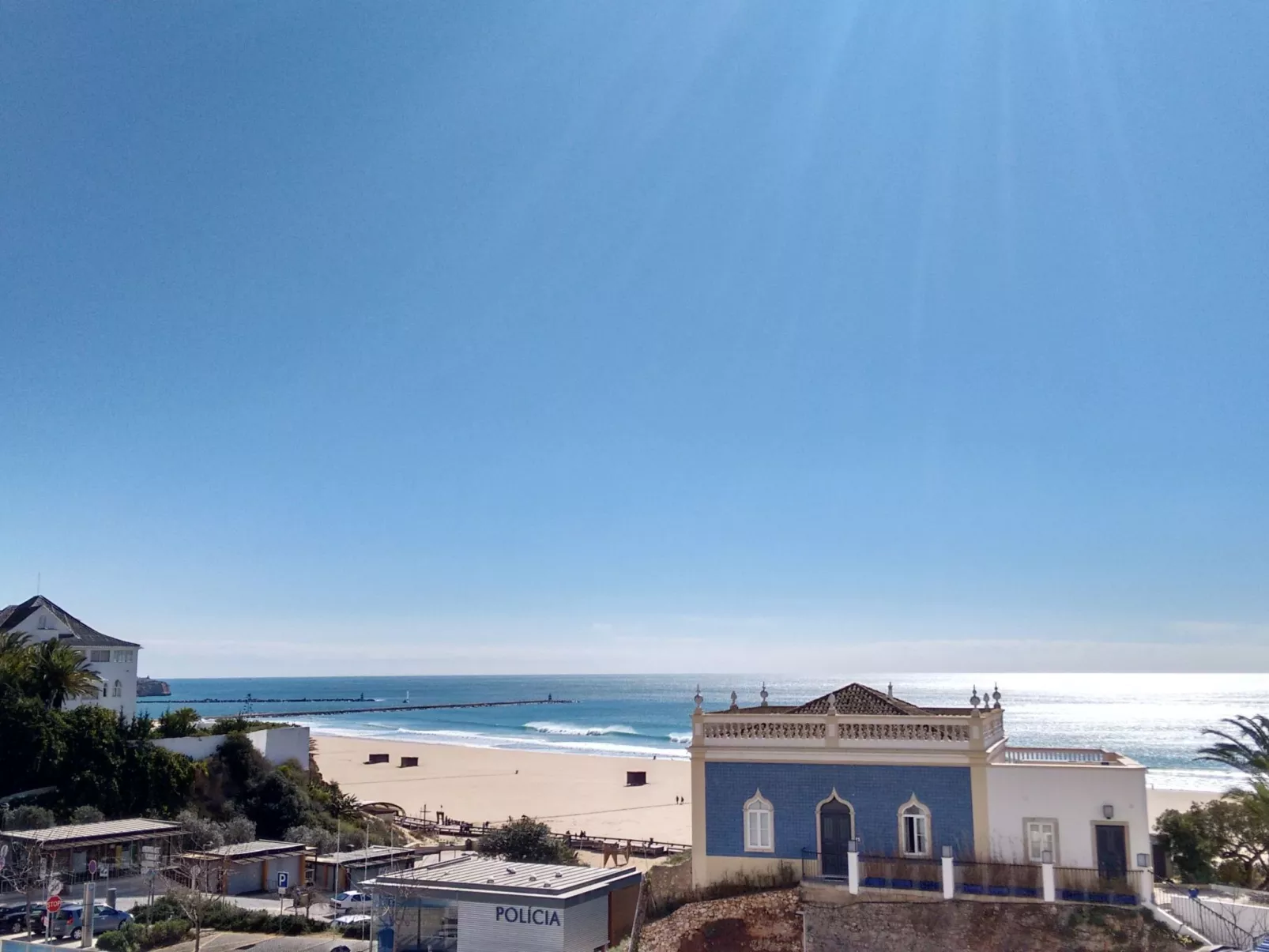 "Peixes" mit Blick auf das Wasser