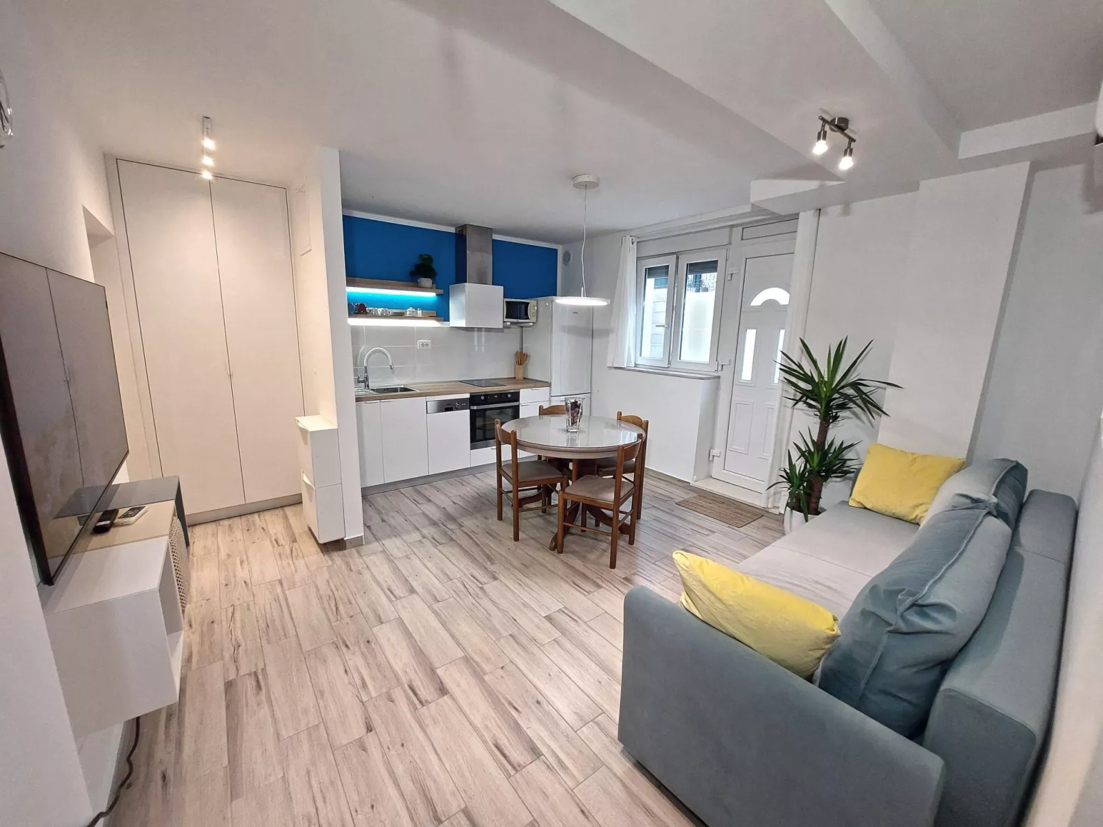 Sonniger Rückzugsort mit Privatparkplatz