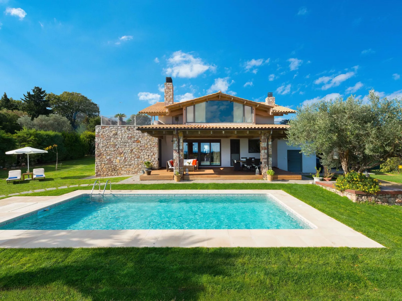 In Sgourou mit Parkplatz, Blick ins Grüne