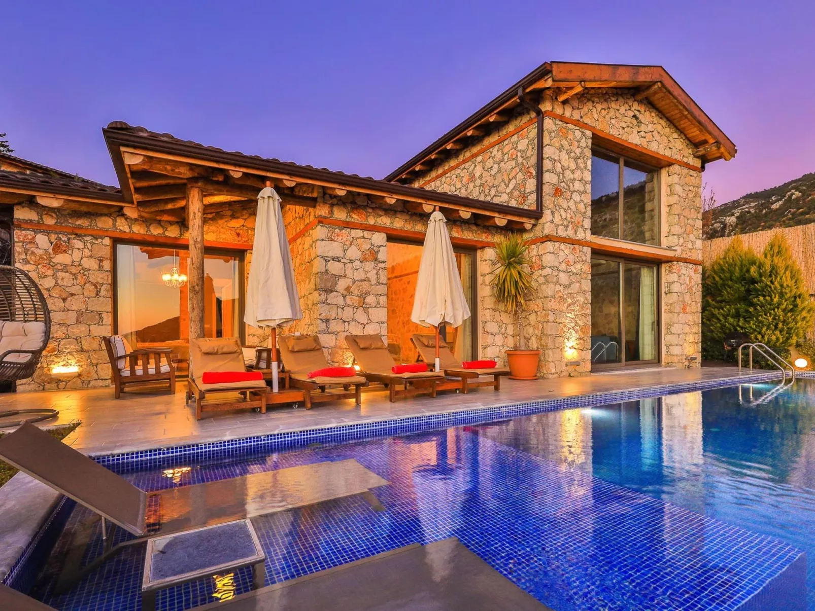 Traditionelles Natursteinhaus mit Sichtschutzpool