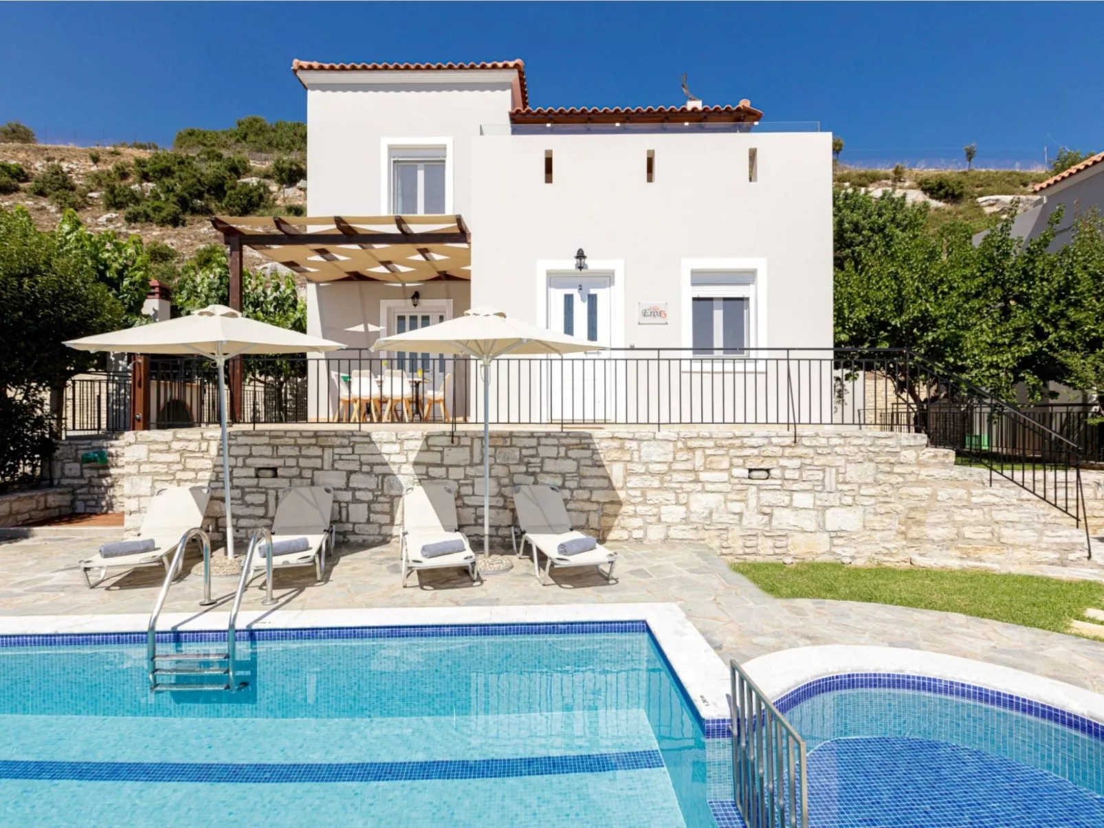 Familienvilla mit Pool, Garten, Spielplatz und BBQ