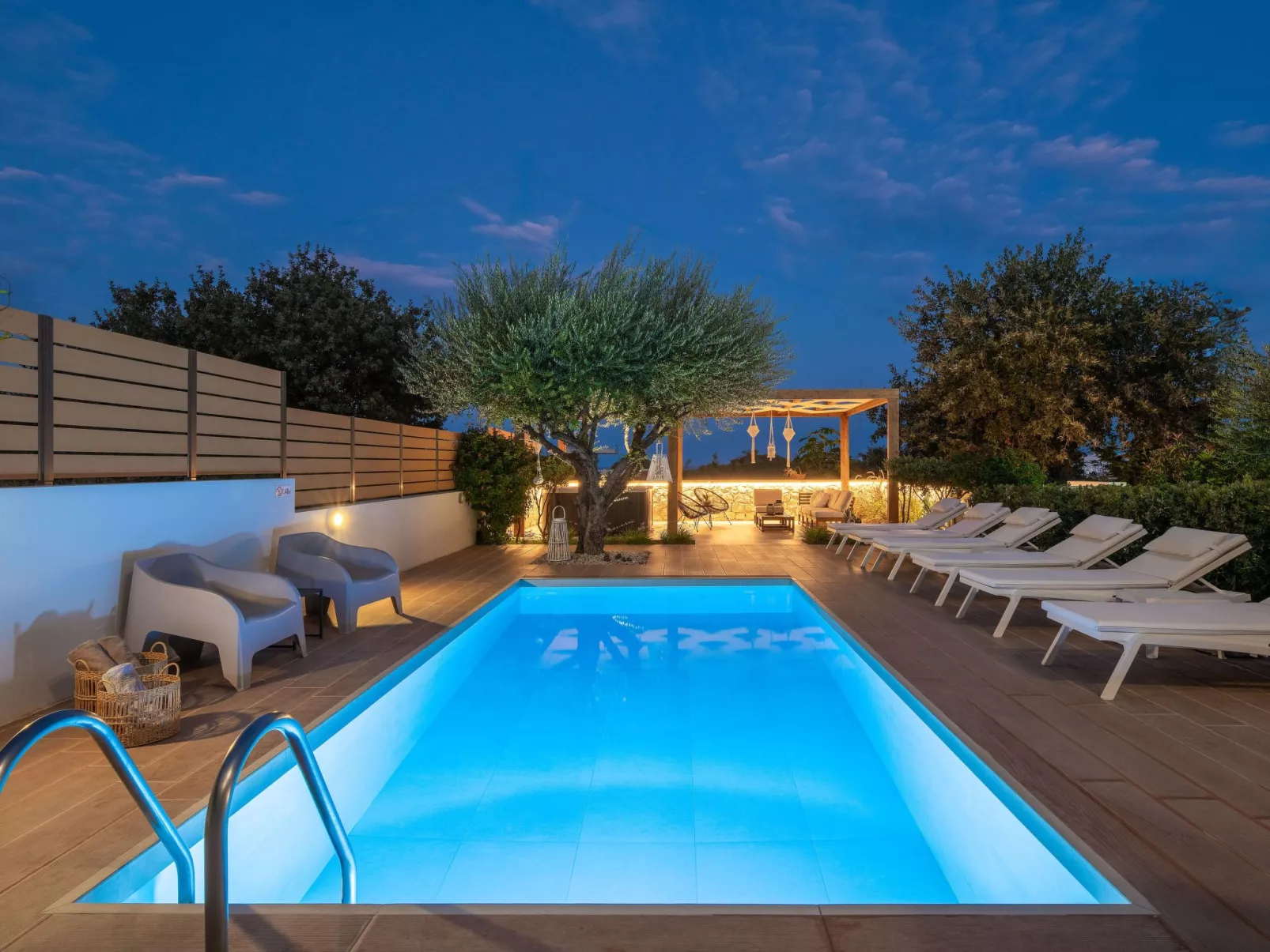 Schöne Pool-Villa Terpsis