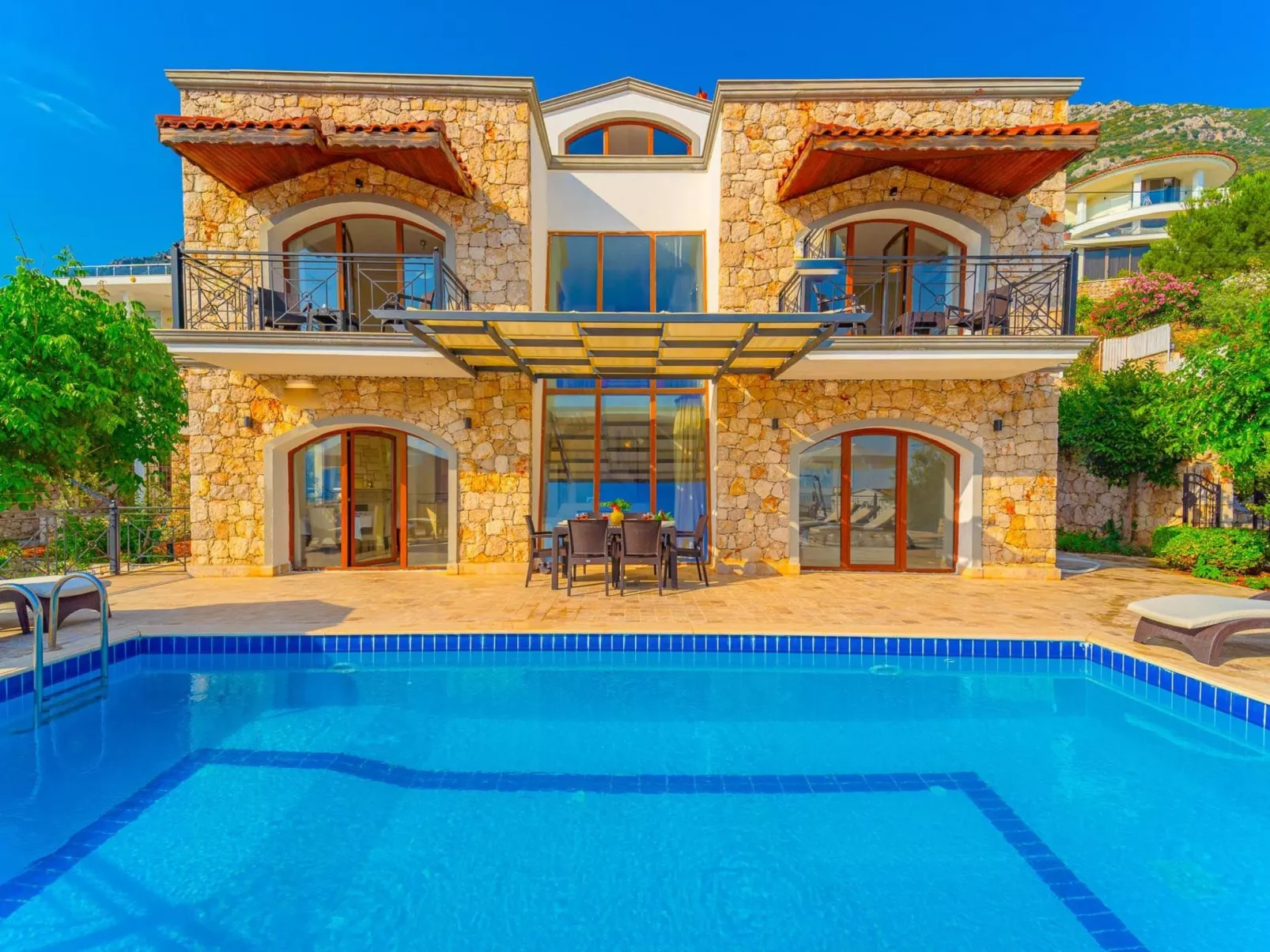 Villa aus Naturstein für 8 im Zentrum von Kalkan