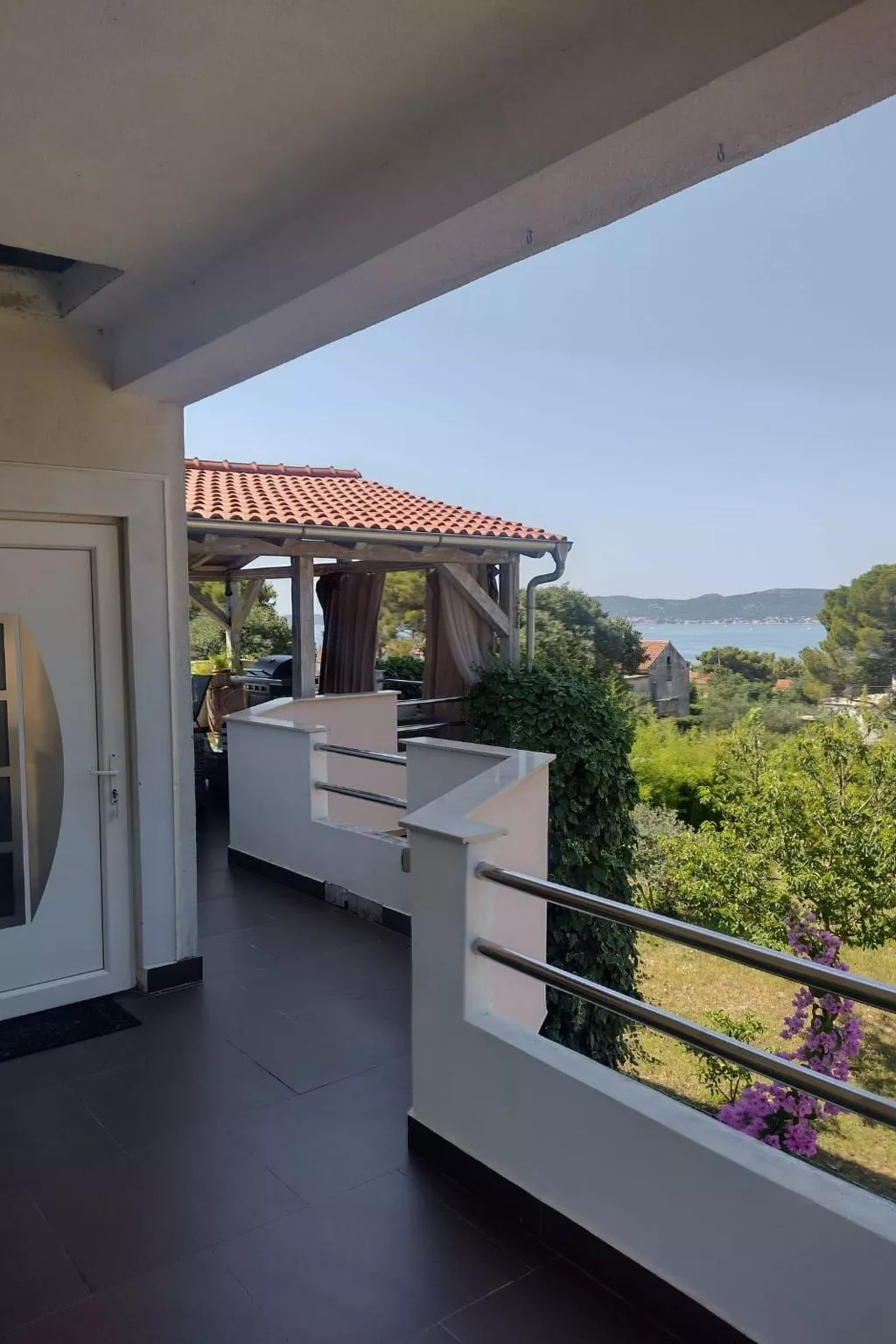 Mit Blick auf das Wasser