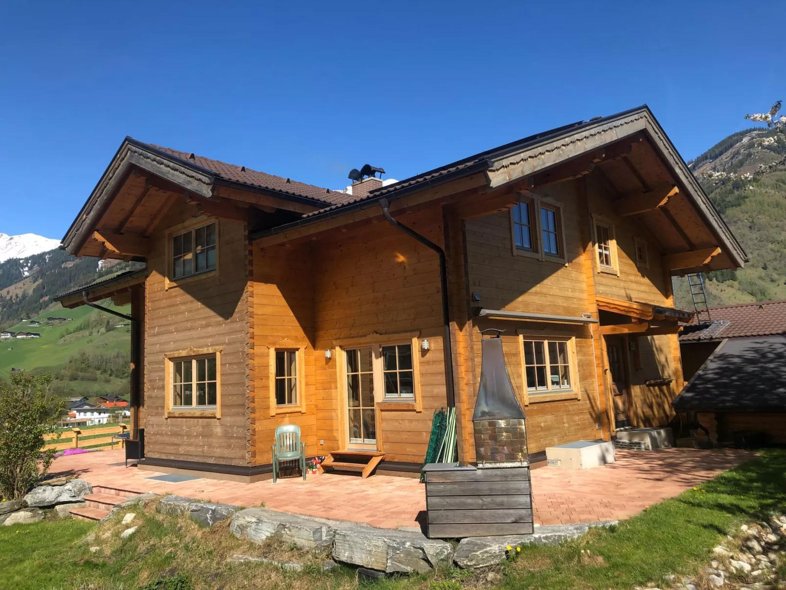 Villa mit Garten, Terrasse und Grill