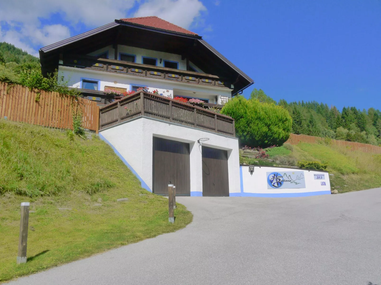 Wohl eingerichtete Wohnung mit eigenem Balkon