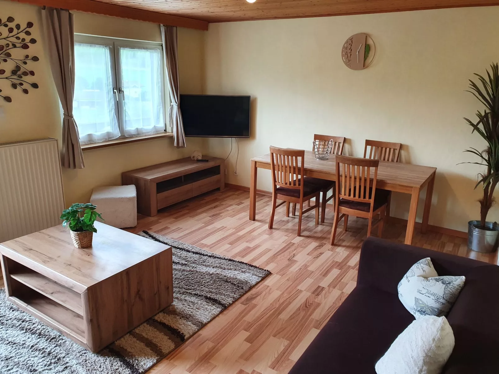 Geräumige Wohnung mit zwei Schlafzimmern und Balkon