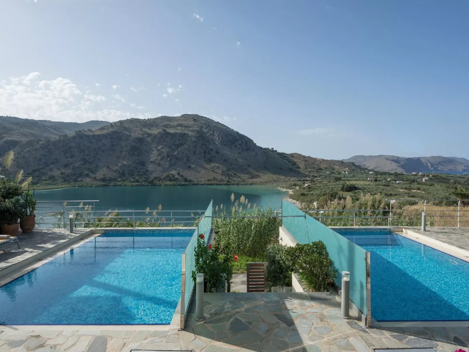 Villa mit Seeblick und Pool in der Nähe von Restaurants