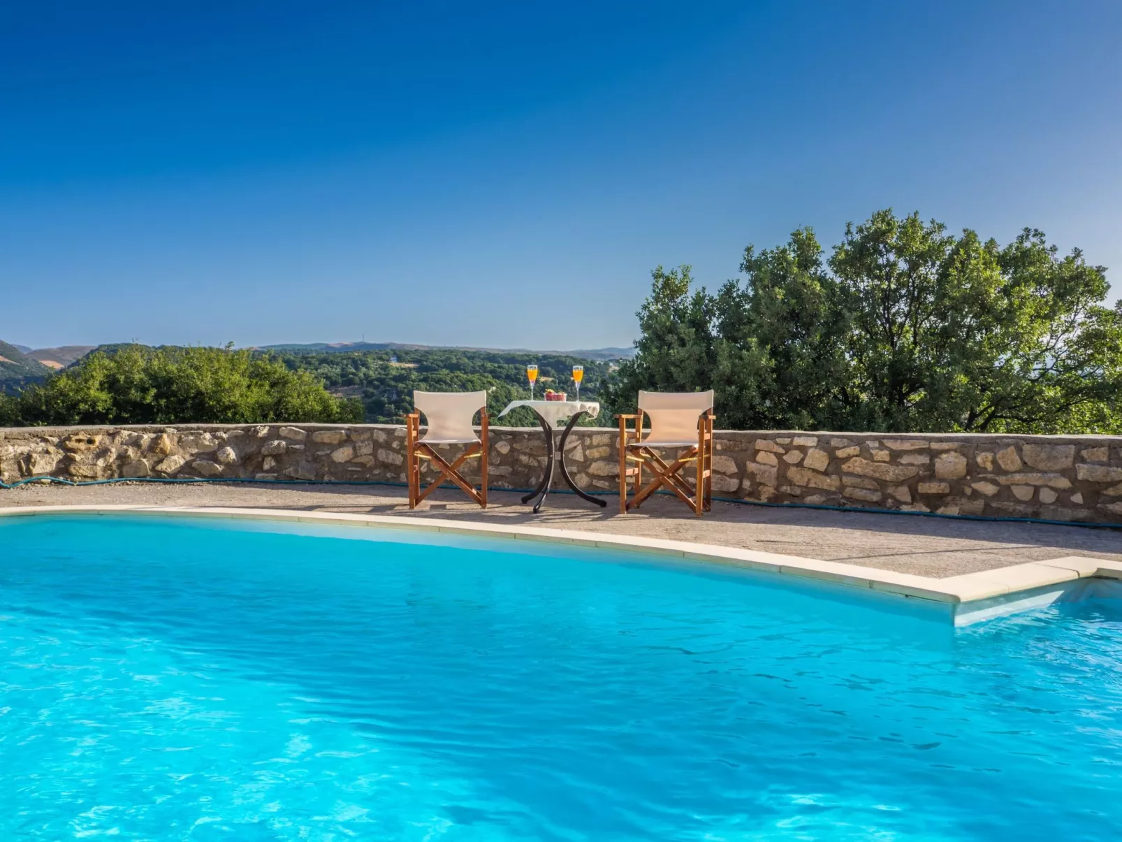 Villa aus Stein mit privatem Pool und BBQ-Bereich